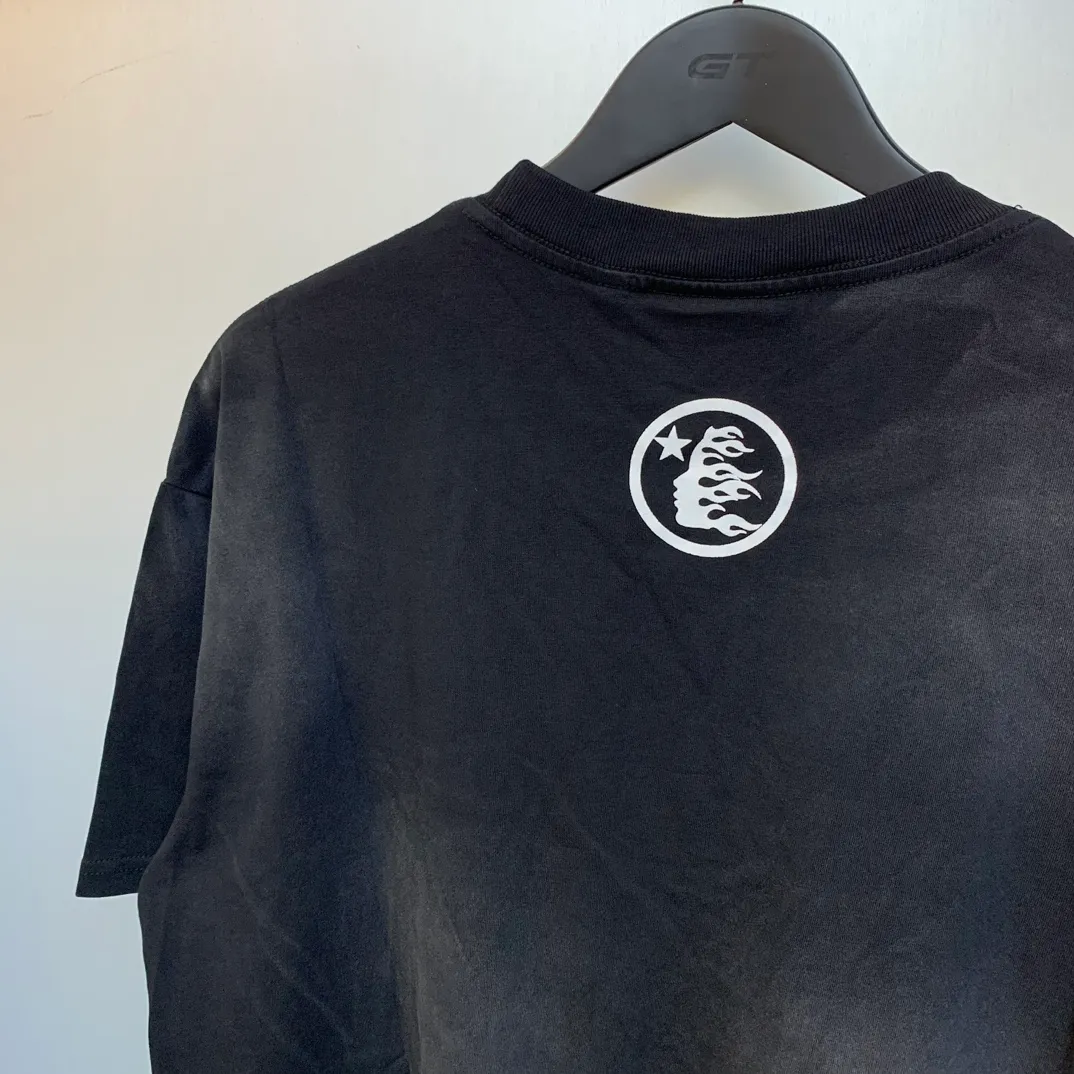P126 HELLSTAR BOX LOGO T-SHIRT Spray Horse T-shirt Short Sleeves The new hot beauty trend Hellstar!  Standard beauty and trendy workmanship, original customization (fabric, pattern, printing, hang tag, main mark, etc.), exaggerated style, explosive style, dare to break through tradition, bring adventurous new fashion experience!   YoungBoy, the most popular rapper in the youth circle, has shot a lot of models for him, and celebrities such as Dababy and Swae Lee frequently get dressed!  color: black Size: S, M, L, XL
