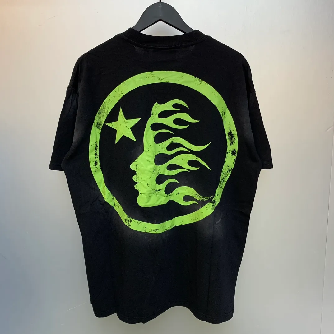 P126 Hellstar Studios Classic LOGO Black Green Short Sleeve Tee Shirt Spray Ma Liu T-shirt short sleeve, the new hot beauty trend Hellstar!  Standard beauty and trendy workmanship, original customization (fabric, pattern, printing, hang tag, main mark, etc.), exaggerated style, explosive style, dare to break through tradition, bring adventurous new fashion experience!   YoungBoy, the most popular rapper in the youth circle, has shot a lot of models for him, and celebrities such as Dababy and Swae Lee frequently get dressed!  color: black Size: S, M, L, XL