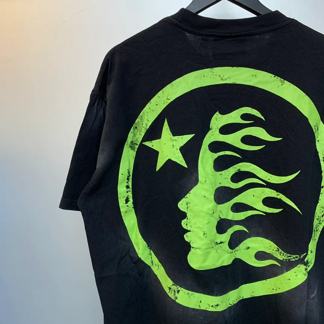 P126 Hellstar Studios Classic LOGO Black Green Short Sleeve Tee Shirt Spray Ma Liu T-shirt short sleeve, the new hot beauty trend Hellstar!  Standard beauty and trendy workmanship, original customization (fabric, pattern, printing, hang tag, main mark, etc.), exaggerated style, explosive style, dare to break through tradition, bring adventurous new fashion experience!   YoungBoy, the most popular rapper in the youth circle, has shot a lot of models for him, and celebrities such as Dababy and Swae Lee frequently get dressed!  color: black Size: S, M, L, XL