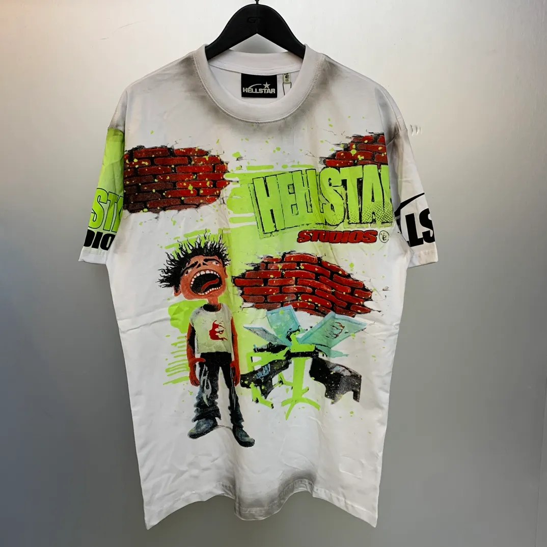 P134 HELLSTAR STUDIOS BRICK WALL T-SHIRT High-quality brick wall printed distressed short-sleeves The new hot beauty trend Hellstar!  Standard beauty and trendy workmanship, original customization (fabric, pattern, printing, hang tag, main mark, etc.), exaggerated style, explosive style, dare to break through tradition, bring adventurous new fashion experience!   YoungBoy, the most popular rapper in the youth circle, has shot a lot of models for him, and celebrities such as Dababy and Swae Lee frequently get dressed!  color: white Size: S, M, L, XL
