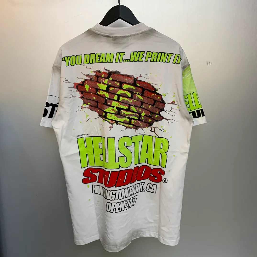 P134 HELLSTAR STUDIOS BRICK WALL T-SHIRT High-quality brick wall printed distressed short-sleeves The new hot beauty trend Hellstar!  Standard beauty and trendy workmanship, original customization (fabric, pattern, printing, hang tag, main mark, etc.), exaggerated style, explosive style, dare to break through tradition, bring adventurous new fashion experience!   YoungBoy, the most popular rapper in the youth circle, has shot a lot of models for him, and celebrities such as Dababy and Swae Lee frequently get dressed!  color: white Size: S, M, L, XL