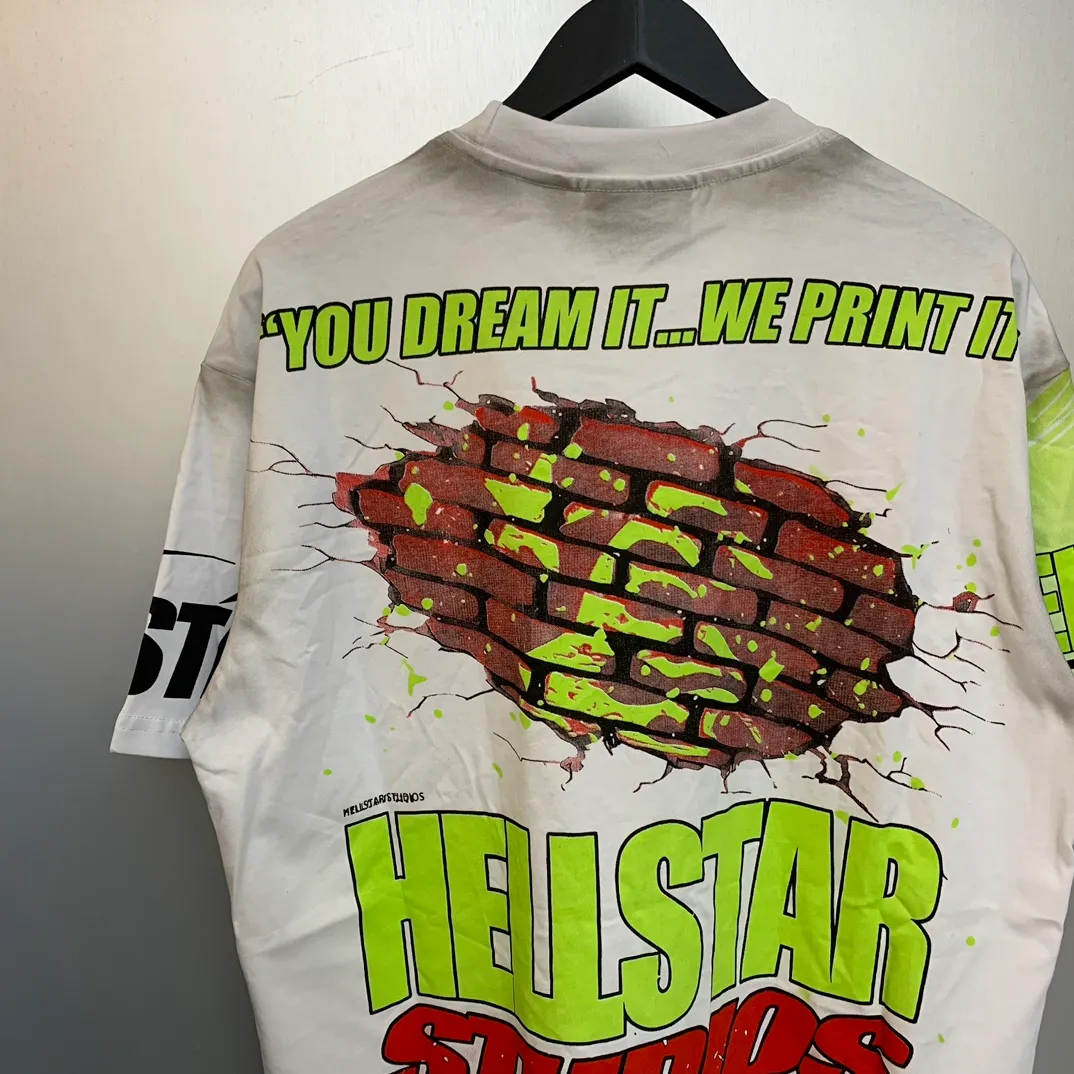 P134 HELLSTAR STUDIOS BRICK WALL T-SHIRT High-quality brick wall printed distressed short-sleeves The new hot beauty trend Hellstar!  Standard beauty and trendy workmanship, original customization (fabric, pattern, printing, hang tag, main mark, etc.), exaggerated style, explosive style, dare to break through tradition, bring adventurous new fashion experience!   YoungBoy, the most popular rapper in the youth circle, has shot a lot of models for him, and celebrities such as Dababy and Swae Lee frequently get dressed!  color: white Size: S, M, L, XL