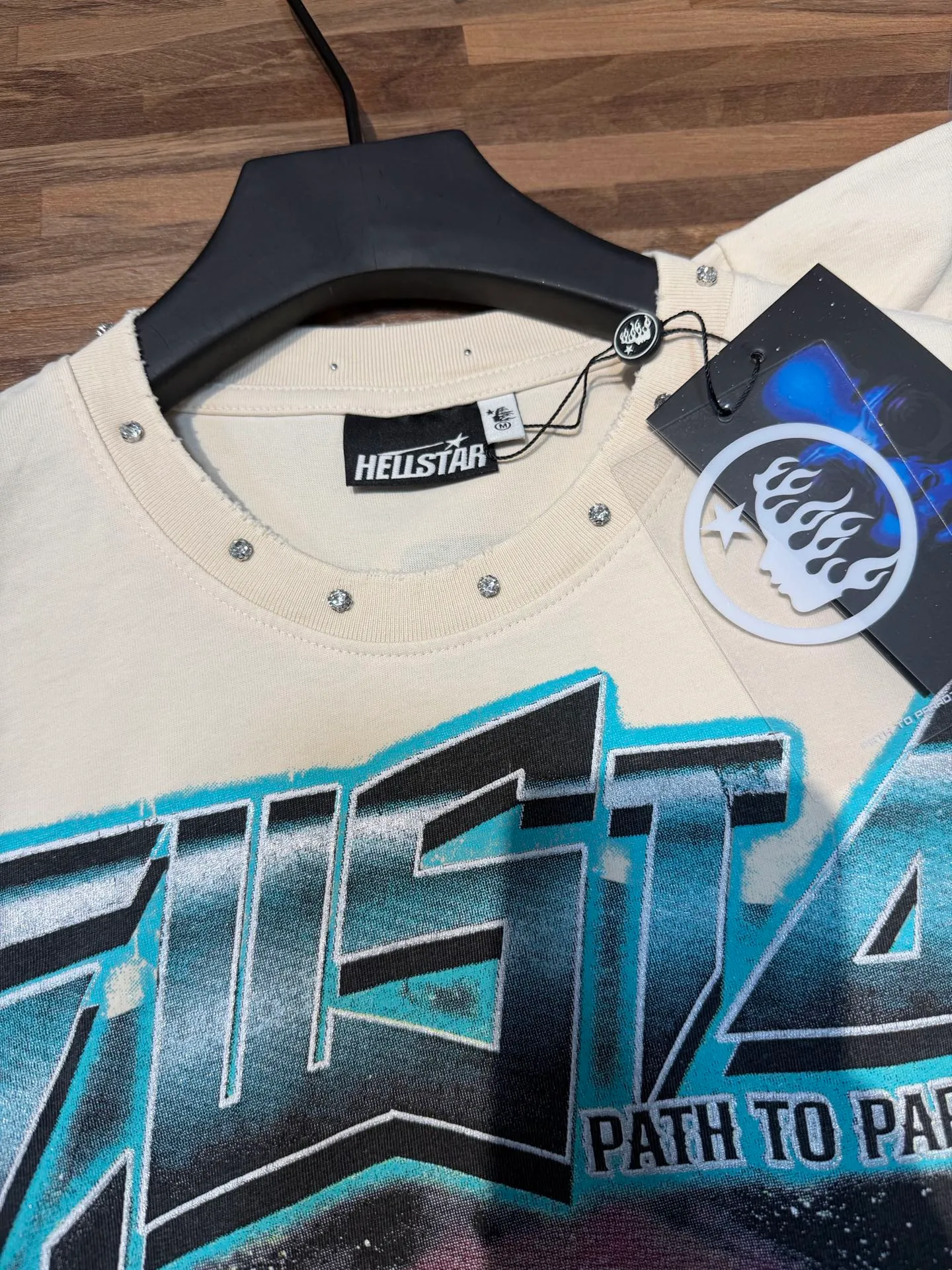 P134 Hellstar/Hellstar (actual shot) Craftsmanship: Washed retro whole piece worn + hand-made drilling + hot stamping digital printing Cross-border European and American style street fashion brand pure cotton T-shirt Fabric (fabric): 32 pieces of 250g washed and combed double yarn pure cotton Size (size): S-M- L- X L Color (colour): Washed Mi Xing