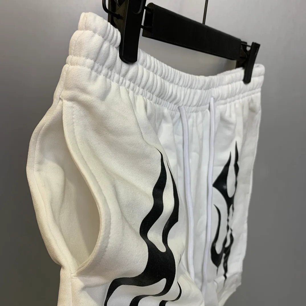 P150 7-color FLAME SHORTS Hellstar high-quality spray-on shorts, the new hot beauty trend Hellstar!  Standard beauty and trendy workmanship, original customization (fabric, pattern, printing, hang tag, main mark, etc.), exaggerated style, explosive style, dare to break through tradition, bring adventurous new fashion experience!   YoungBoy, the most popular rapper in the youth circle, has shot a lot of models for him, and celebrities such as Dababy and Swae Lee frequently get dressed!  Color: WHITE, Black red, Black green, Purple, Blue, Gray, Yellow Size: S, M, L, XL