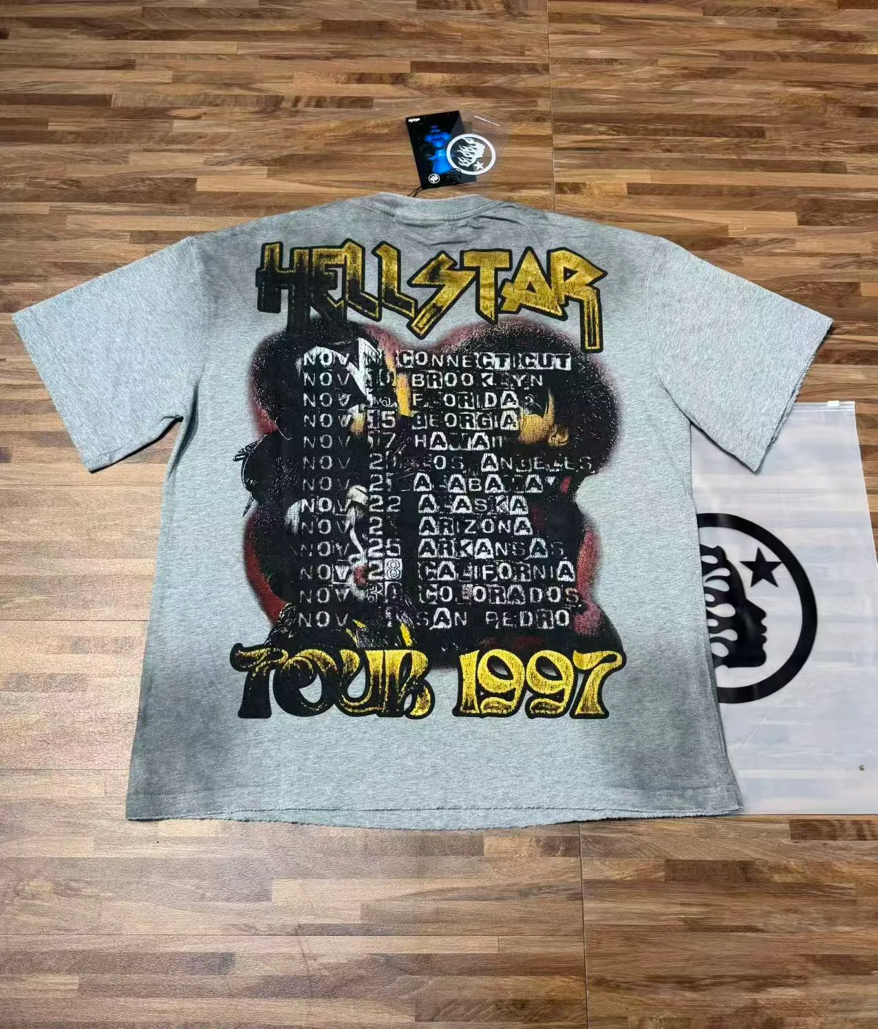 P134 Hellstar/Hellstar (actual shot) Craftsmanship: Washed and sprayed + holes + the whole piece washed and frayed Cross-border European and American style street brand pure cotton T-shirt Fabric (fabric): 32 pieces of 250g washed combed double yarn pure cotton Size (size): S-M- L- X L Color (colour): washed black/washed gray 👉