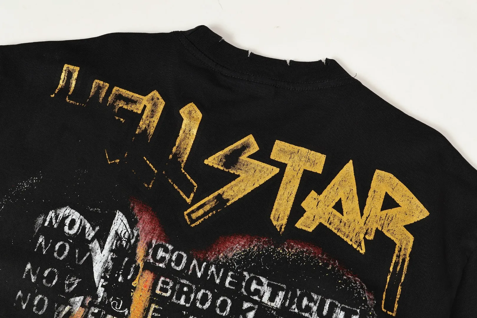 P134 Hellstar/Hellstar (actual shot) Craftsmanship: Washed and sprayed + holes + the whole piece washed and frayed Cross-border European and American style street brand pure cotton T-shirt Fabric (fabric): 32 pieces of 250g washed combed double yarn pure cotton Size (size): S-M- L- X L Color (colour): washed black/washed gray 👉