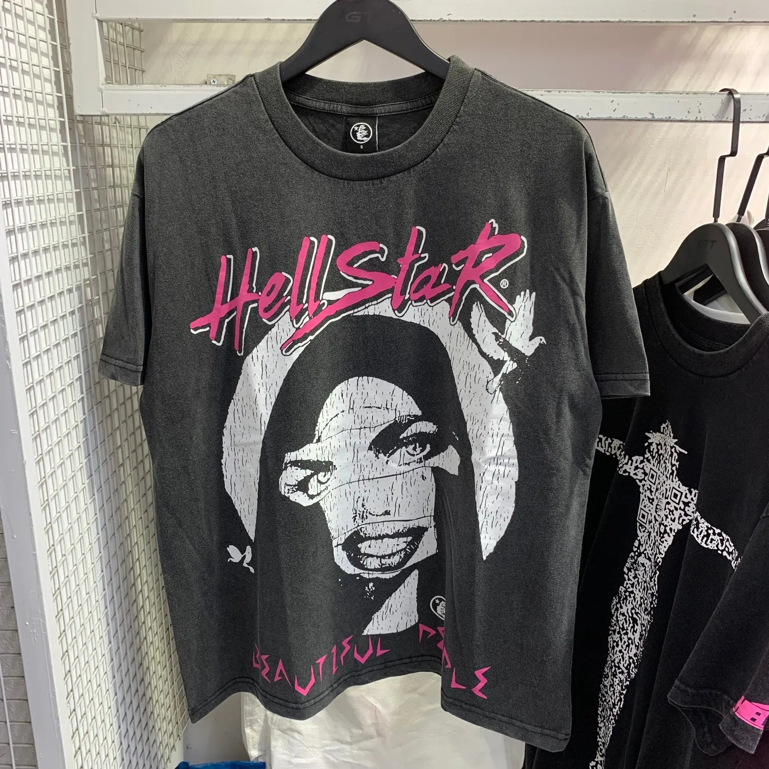 P126 Hellstar Studios Vintage Beautiful People Band Tee Hellstar washed and distressed short-sleeved T-shirt The new hot beauty trend Hellstar!  Standard beauty and trendy workmanship, original customization (fabric, pattern, printing, hang tag, main mark, etc.), exaggerated style, explosive style, dare to break through tradition, bring adventurous new fashion experience!  YoungBoy, the most popular rapper in the youth circle, has shot a lot of models for him, and celebrities such as Dababy and Swae Lee frequently get dressed!  color: Vintage Black (washed black) size: S, M, L, XL