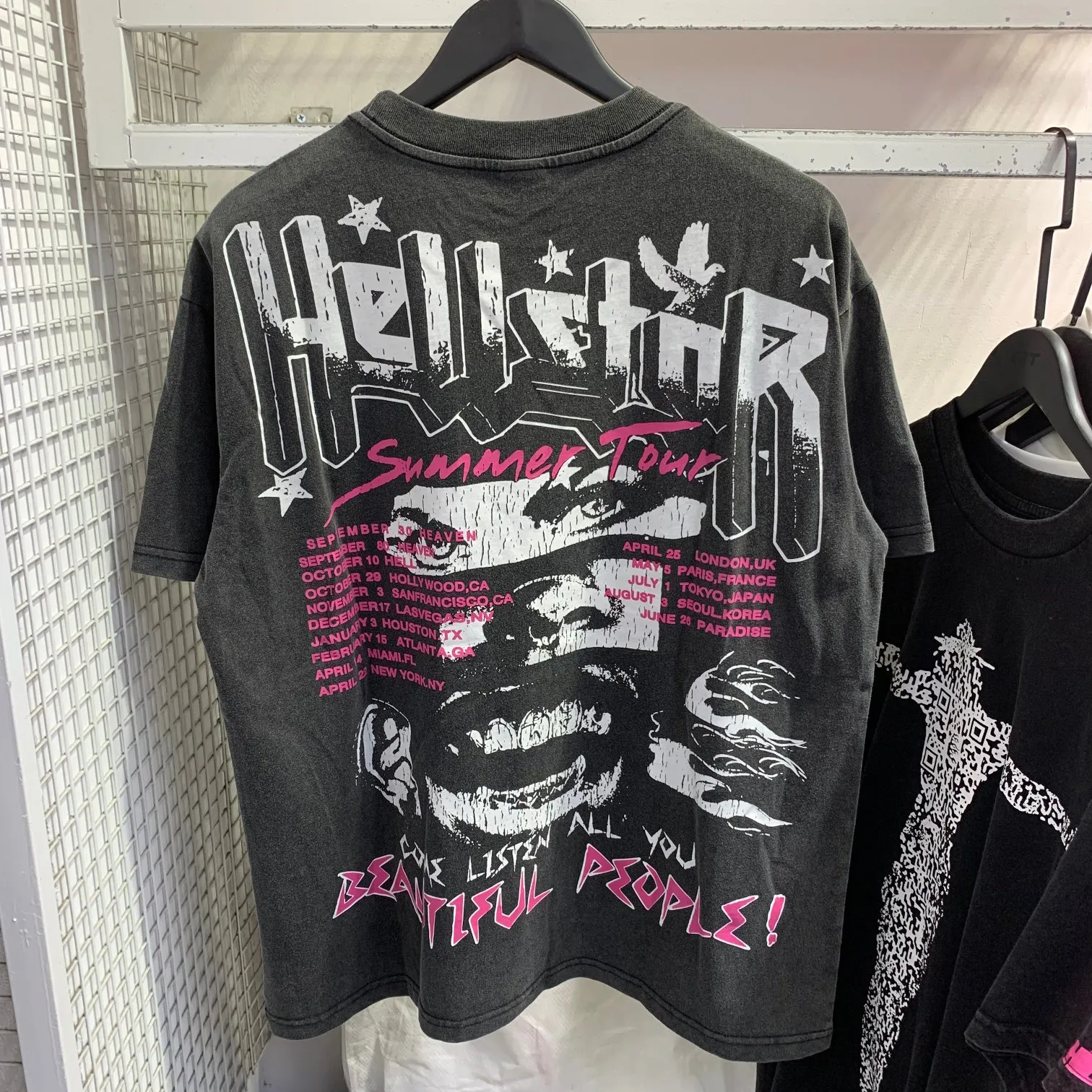 P126 Hellstar Studios Vintage Beautiful People Band Tee Hellstar washed and distressed short-sleeved T-shirt The new hot beauty trend Hellstar!  Standard beauty and trendy workmanship, original customization (fabric, pattern, printing, hang tag, main mark, etc.), exaggerated style, explosive style, dare to break through tradition, bring adventurous new fashion experience!  YoungBoy, the most popular rapper in the youth circle, has shot a lot of models for him, and celebrities such as Dababy and Swae Lee frequently get dressed!  color: Vintage Black (washed black) size: S, M, L, XL