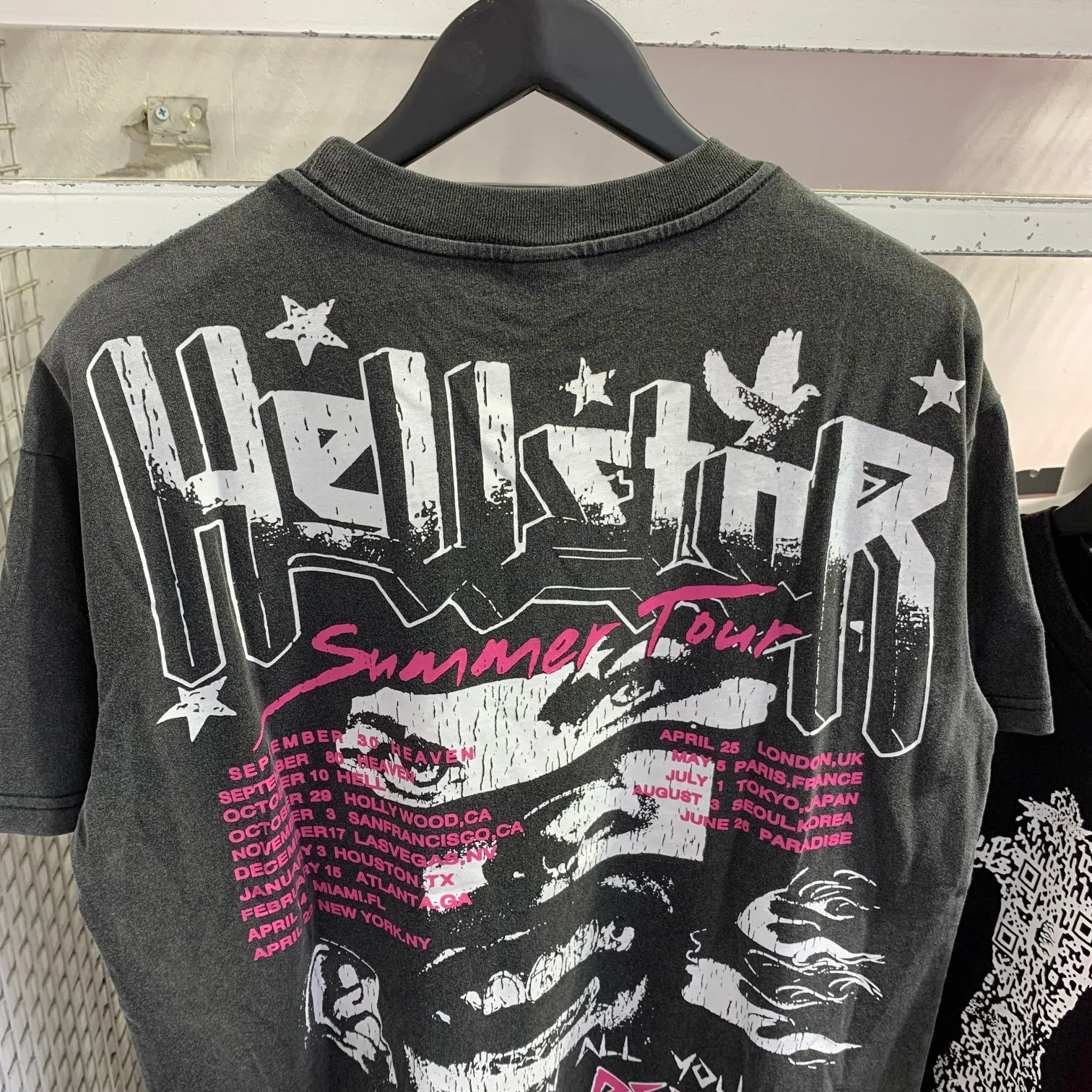 P126 Hellstar Studios Vintage Beautiful People Band Tee Hellstar washed and distressed short-sleeved T-shirt The new hot beauty trend Hellstar!  Standard beauty and trendy workmanship, original customization (fabric, pattern, printing, hang tag, main mark, etc.), exaggerated style, explosive style, dare to break through tradition, bring adventurous new fashion experience!  YoungBoy, the most popular rapper in the youth circle, has shot a lot of models for him, and celebrities such as Dababy and Swae Lee frequently get dressed!  color: Vintage Black (washed black) size: S, M, L, XL