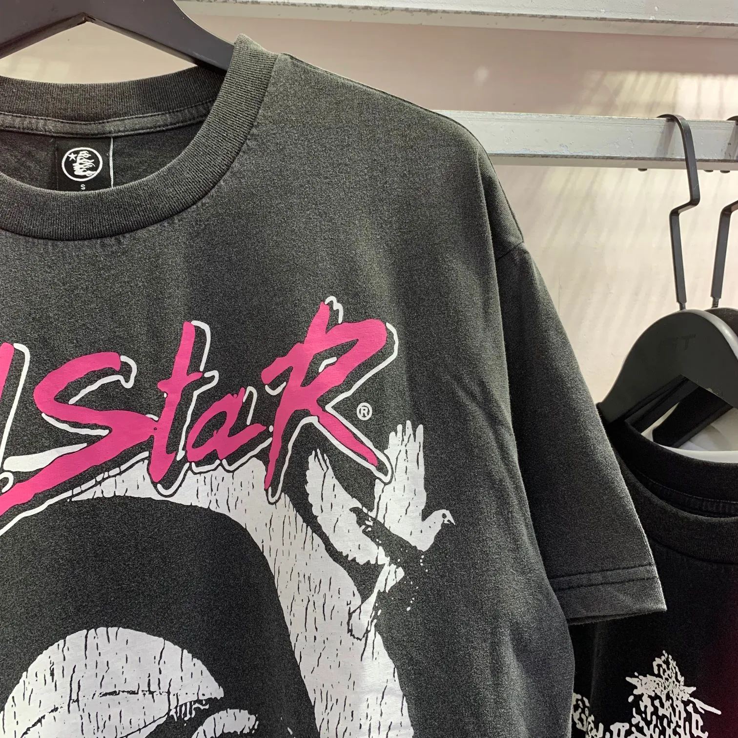 P126 Hellstar Studios Vintage Beautiful People Band Tee Hellstar washed and distressed short-sleeved T-shirt The new hot beauty trend Hellstar!  Standard beauty and trendy workmanship, original customization (fabric, pattern, printing, hang tag, main mark, etc.), exaggerated style, explosive style, dare to break through tradition, bring adventurous new fashion experience!  YoungBoy, the most popular rapper in the youth circle, has shot a lot of models for him, and celebrities such as Dababy and Swae Lee frequently get dressed!  color: Vintage Black (washed black) size: S, M, L, XL