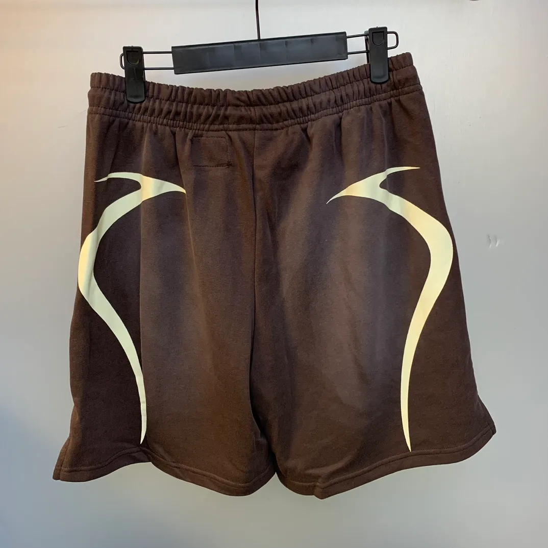 P150 New Brown Hellstar WARM UP SHORTS High Quality Spray Horse Shorts New Hot Beauty Trend Hellstar!  Standard beauty and trendy workmanship, original customization (fabric, pattern, printing, hang tag, main mark, etc.), exaggerated style, explosive style, dare to break through tradition, bring adventurous new fashion experience!   YoungBoy, the most popular rapper in the youth circle, has shot a lot of models for him, and celebrities such as Dababy and Swae Lee frequently get dressed!  Color: WHITE, RED, GREEN, Darkest Navy, BLACK, Brown Size: S, M, L, XL