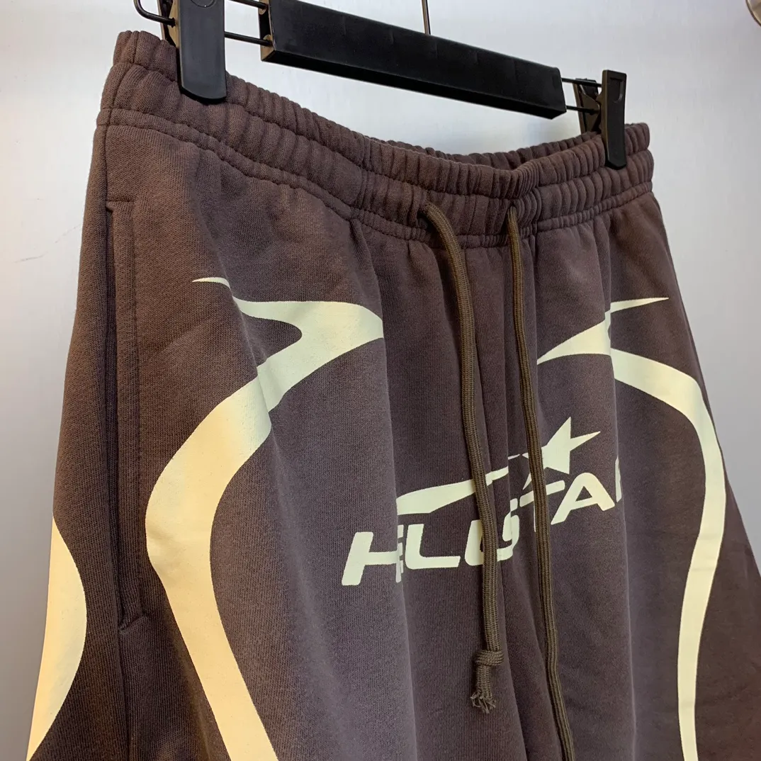 P150 New Brown Hellstar WARM UP SHORTS High Quality Spray Horse Shorts New Hot Beauty Trend Hellstar!  Standard beauty and trendy workmanship, original customization (fabric, pattern, printing, hang tag, main mark, etc.), exaggerated style, explosive style, dare to break through tradition, bring adventurous new fashion experience!   YoungBoy, the most popular rapper in the youth circle, has shot a lot of models for him, and celebrities such as Dababy and Swae Lee frequently get dressed!  Color: WHITE, RED, GREEN, Darkest Navy, BLACK, Brown Size: S, M, L, XL