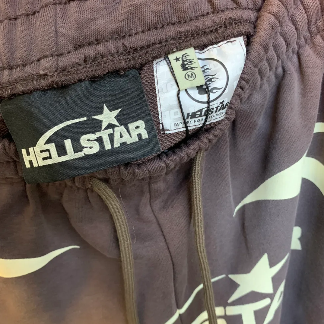 P150 New Brown Hellstar WARM UP SHORTS High Quality Spray Horse Shorts New Hot Beauty Trend Hellstar!  Standard beauty and trendy workmanship, original customization (fabric, pattern, printing, hang tag, main mark, etc.), exaggerated style, explosive style, dare to break through tradition, bring adventurous new fashion experience!   YoungBoy, the most popular rapper in the youth circle, has shot a lot of models for him, and celebrities such as Dababy and Swae Lee frequently get dressed!  Color: WHITE, RED, GREEN, Darkest Navy, BLACK, Brown Size: S, M, L, XL