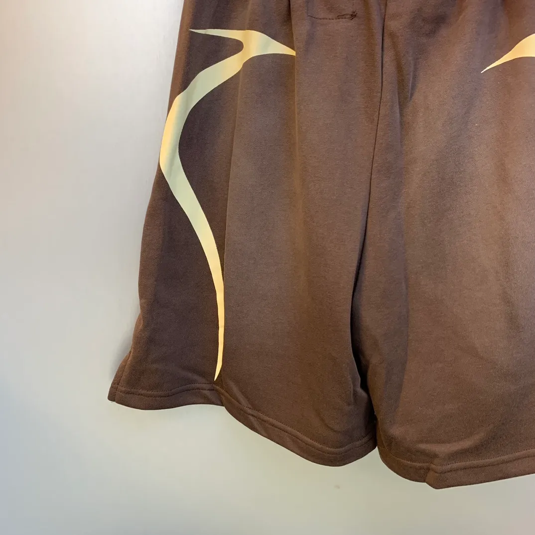 P150 New Brown Hellstar WARM UP SHORTS High Quality Spray Horse Shorts New Hot Beauty Trend Hellstar!  Standard beauty and trendy workmanship, original customization (fabric, pattern, printing, hang tag, main mark, etc.), exaggerated style, explosive style, dare to break through tradition, bring adventurous new fashion experience!   YoungBoy, the most popular rapper in the youth circle, has shot a lot of models for him, and celebrities such as Dababy and Swae Lee frequently get dressed!  Color: WHITE, RED, GREEN, Darkest Navy, BLACK, Brown Size: S, M, L, XL