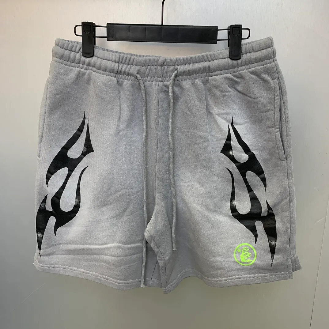 P150 7-color FLAME SHORTS Hellstar high-quality spray-on shorts, the new hot beauty trend Hellstar!  Standard beauty and trendy workmanship, original customization (fabric, pattern, printing, hang tag, main mark, etc.), exaggerated style, explosive style, dare to break through tradition, bring adventurous new fashion experience!   YoungBoy, the most popular rapper in the youth circle, has shot a lot of models for him, and celebrities such as Dababy and Swae Lee frequently get dressed!  Color: WHITE, Black red, Black green, Purple, Blue, Gray, Yellow Size: S, M, L, XL