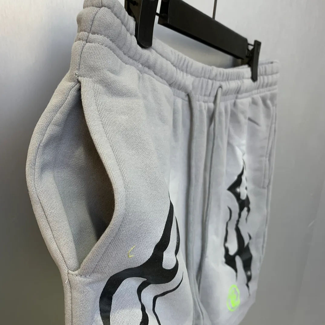 P150 7-color FLAME SHORTS Hellstar high-quality spray-on shorts, the new hot beauty trend Hellstar!  Standard beauty and trendy workmanship, original customization (fabric, pattern, printing, hang tag, main mark, etc.), exaggerated style, explosive style, dare to break through tradition, bring adventurous new fashion experience!   YoungBoy, the most popular rapper in the youth circle, has shot a lot of models for him, and celebrities such as Dababy and Swae Lee frequently get dressed!  Color: WHITE, Black red, Black green, Purple, Blue, Gray, Yellow Size: S, M, L, XL