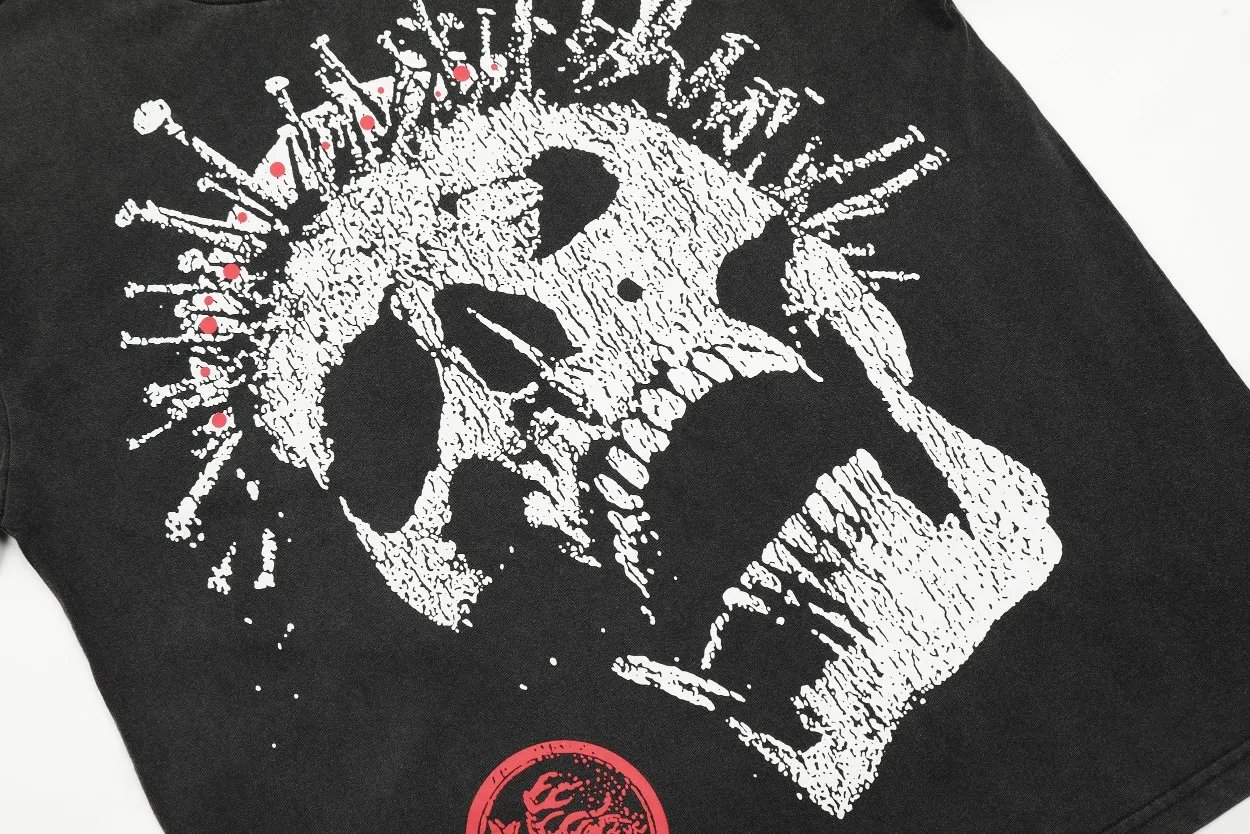 P134 Hellstar "Nailed Skull" Tee short-sleeved T-shirt The new hot beauty trend Hellstar! Standard beauty and trendy workmanship, original customization (fabric, pattern, printing, hang tag, main mark, etc.), exaggerated style, explosive style, dare to break through tradition, bring adventurous new fashion experience!   YoungBoy, the most popular rapper in the youth circle, has shot a lot of models for him, and celebrities such as Dababy and Swae Lee frequently get dressed!   color: Vintage Black (washed black) size: S, M, L, XL