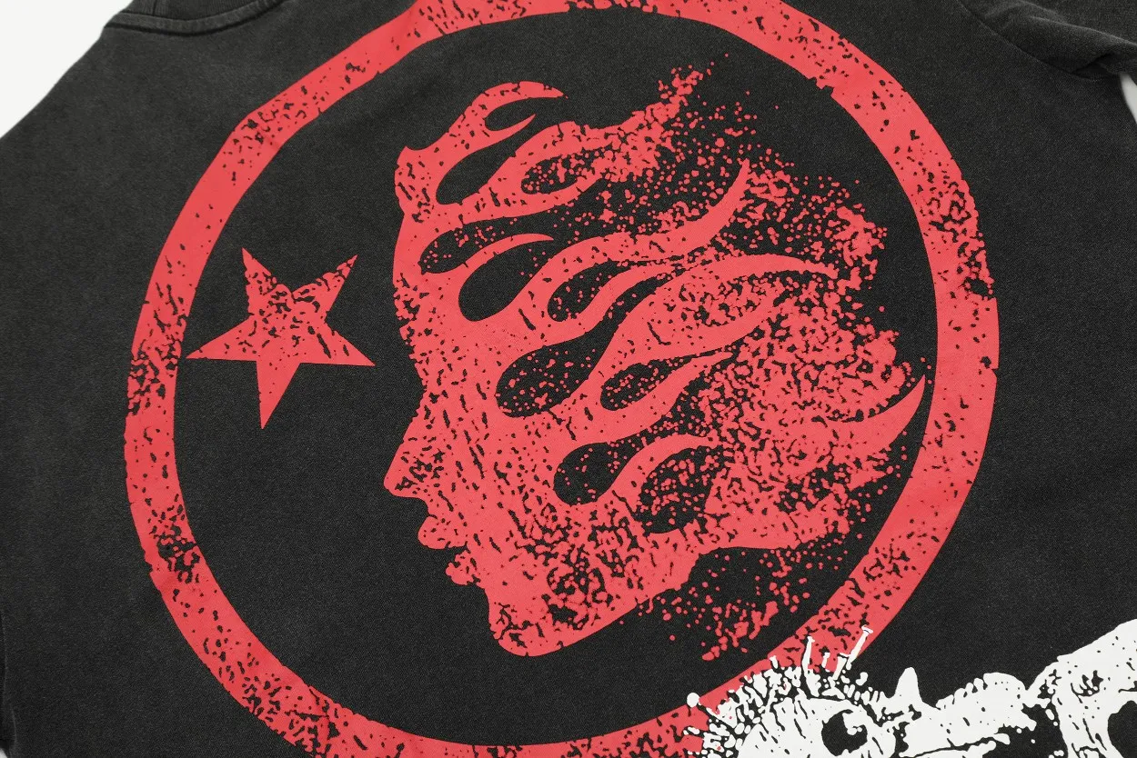 P134 Hellstar "Nailed Skull" Tee short-sleeved T-shirt The new hot beauty trend Hellstar! Standard beauty and trendy workmanship, original customization (fabric, pattern, printing, hang tag, main mark, etc.), exaggerated style, explosive style, dare to break through tradition, bring adventurous new fashion experience!   YoungBoy, the most popular rapper in the youth circle, has shot a lot of models for him, and celebrities such as Dababy and Swae Lee frequently get dressed!   color: Vintage Black (washed black) size: S, M, L, XL