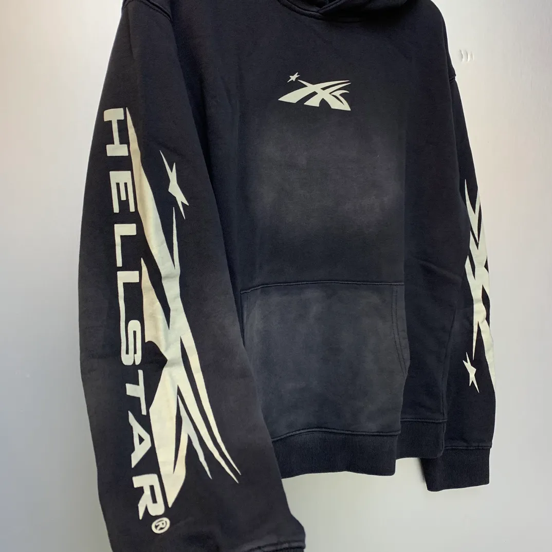 P240 Hellstar Sports Hooded Sweatshirt, a trendy pure cotton spray-on distressed sweatshirt, the new hot trendy Hellstar!  Standard beauty and trendy workmanship, original customization (fabric, pattern, printing, hang tag, main mark, etc.), exaggerated style, explosive style, dare to break through tradition, bring adventurous new fashion experience!   YoungBoy, the most popular rapper in the youth circle, has shot a lot of models for him, and celebrities such as Dababy and Swae Lee frequently get dressed!  color: black Size: S, M, L, XL