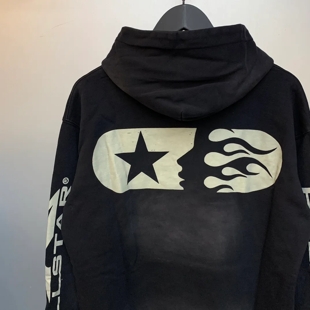 P240 Hellstar Sports Hooded Sweatshirt, a trendy pure cotton spray-on distressed sweatshirt, the new hot trendy Hellstar!  Standard beauty and trendy workmanship, original customization (fabric, pattern, printing, hang tag, main mark, etc.), exaggerated style, explosive style, dare to break through tradition, bring adventurous new fashion experience!   YoungBoy, the most popular rapper in the youth circle, has shot a lot of models for him, and celebrities such as Dababy and Swae Lee frequently get dressed!  color: black Size: S, M, L, XL