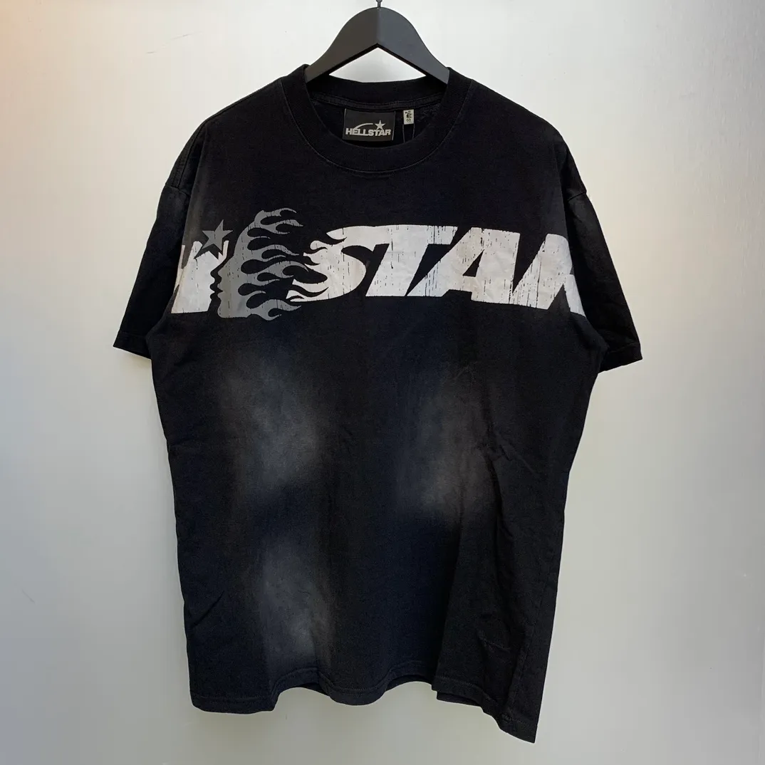 P126 HELLSTAR STUDIOS CARTOON LOGO T-SHIRT High-quality short-sleeved T-shirt, the new hot beauty trend Hellstar!  Standard beauty and trendy workmanship, original customization (fabric, pattern, printing, hang tag, main mark, etc.), exaggerated style, explosive style, dare to break through tradition, bring adventurous new fashion experience!   YoungBoy, the most popular rapper in the youth circle, has shot a lot of models for him, and celebrities such as Dababy and Swae Lee frequently get dressed!  color: black Size: S, M, L, XL