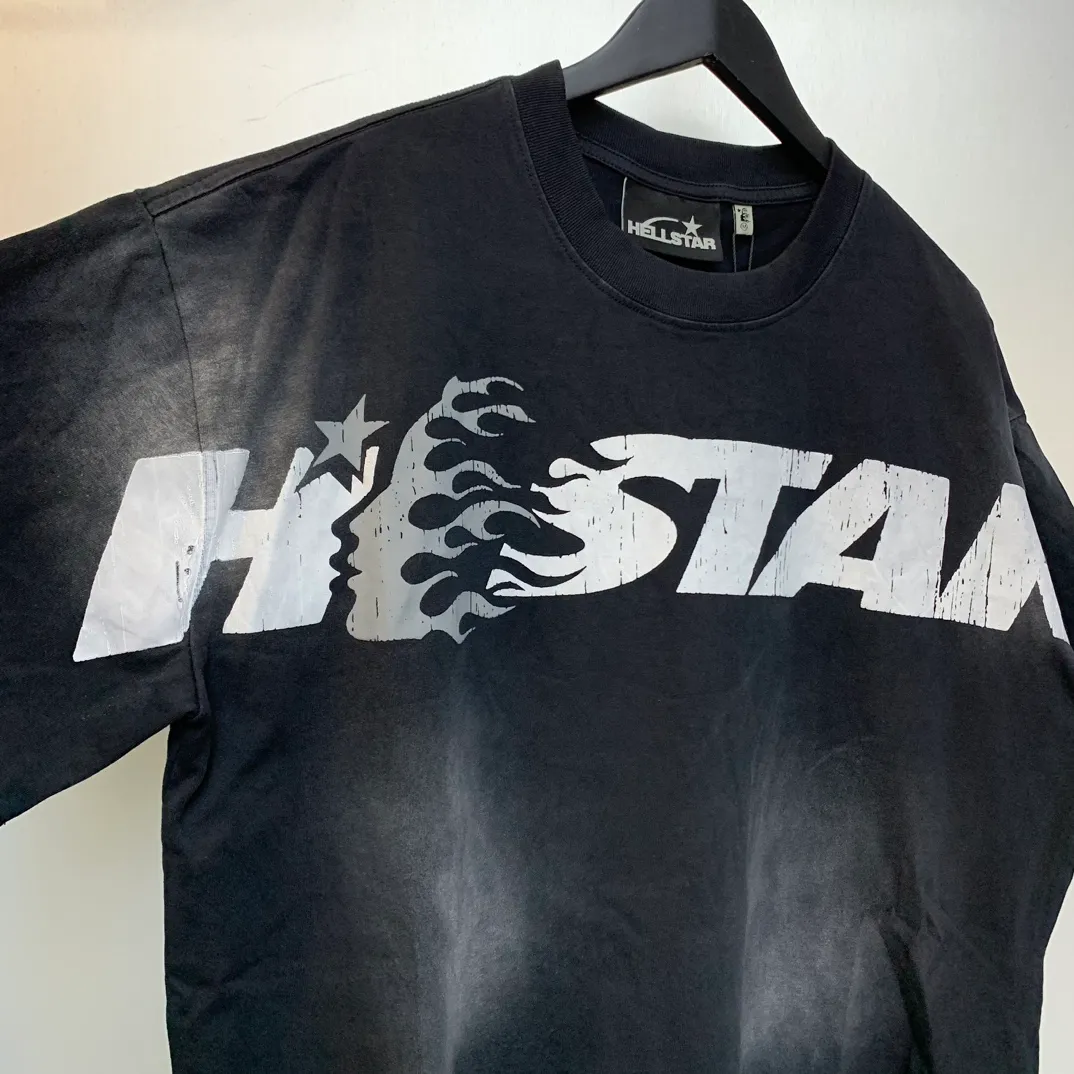 P126 HELLSTAR STUDIOS CARTOON LOGO T-SHIRT High-quality short-sleeved T-shirt, the new hot beauty trend Hellstar!  Standard beauty and trendy workmanship, original customization (fabric, pattern, printing, hang tag, main mark, etc.), exaggerated style, explosive style, dare to break through tradition, bring adventurous new fashion experience!   YoungBoy, the most popular rapper in the youth circle, has shot a lot of models for him, and celebrities such as Dababy and Swae Lee frequently get dressed!  color: black Size: S, M, L, XL