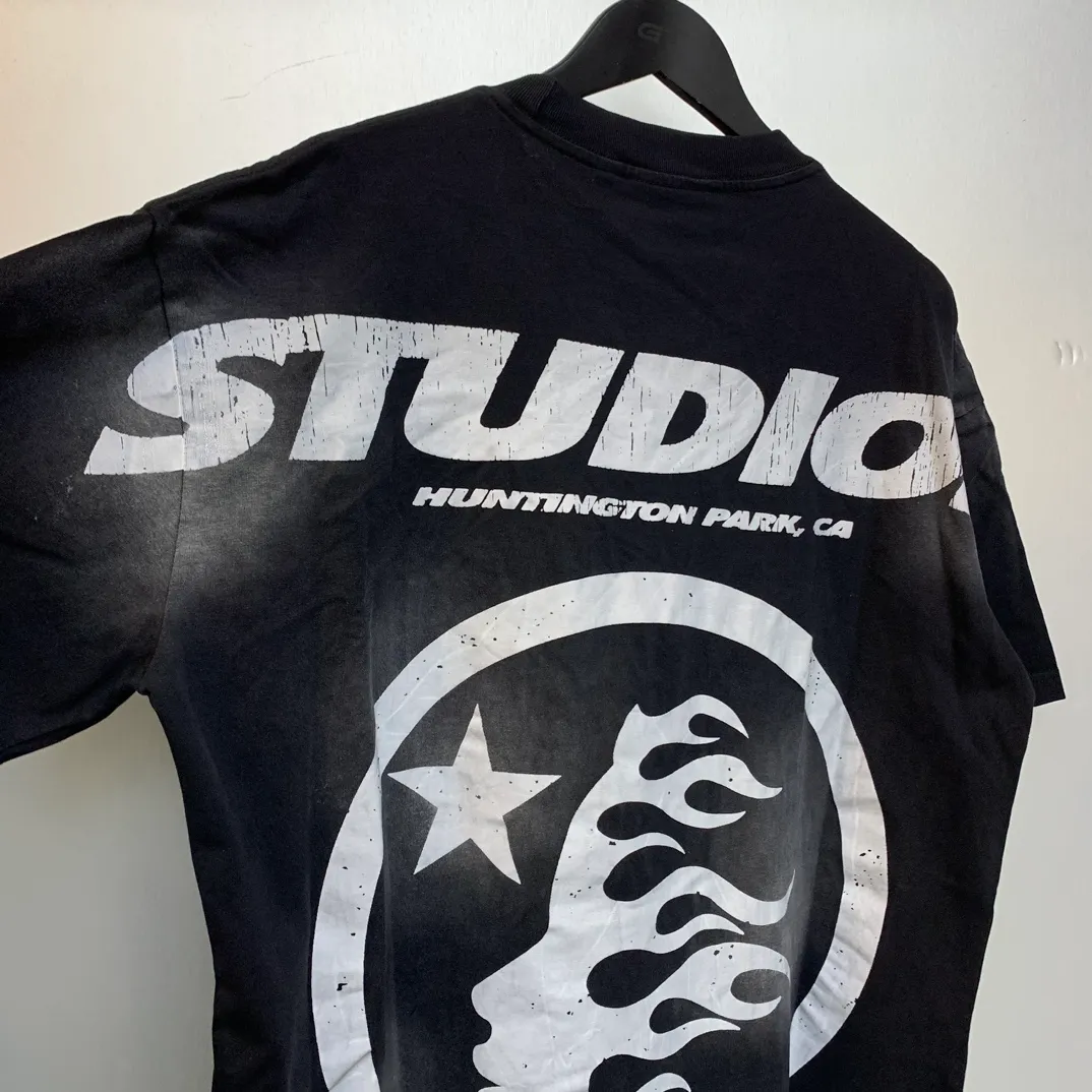 P126 HELLSTAR STUDIOS CARTOON LOGO T-SHIRT High-quality short-sleeved T-shirt, the new hot beauty trend Hellstar!  Standard beauty and trendy workmanship, original customization (fabric, pattern, printing, hang tag, main mark, etc.), exaggerated style, explosive style, dare to break through tradition, bring adventurous new fashion experience!   YoungBoy, the most popular rapper in the youth circle, has shot a lot of models for him, and celebrities such as Dababy and Swae Lee frequently get dressed!  color: black Size: S, M, L, XL
