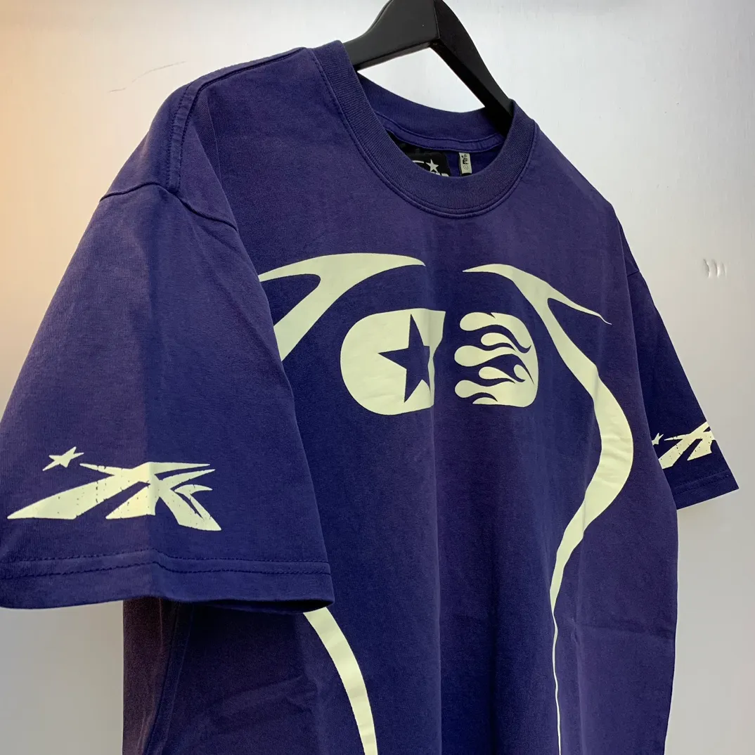 P126 Hellstar WARM UP T-SHIRT High-quality sprayed horse short-sleeved T-shirt The new hot beauty trend Hellstar!  Standard beauty and trendy workmanship, original customization (fabric, pattern, printing, hang tag, main mark, etc.), exaggerated style, explosive style, dare to break through tradition, bring adventurous new fashion experience!   YoungBoy, the most popular rapper in the youth circle, has shot a lot of models for him, and celebrities such as Dababy and Swae Lee frequently get dressed!   color: WHITE, RED, GREEN, Darkest Navy, BLACK size: S, M, L, XL