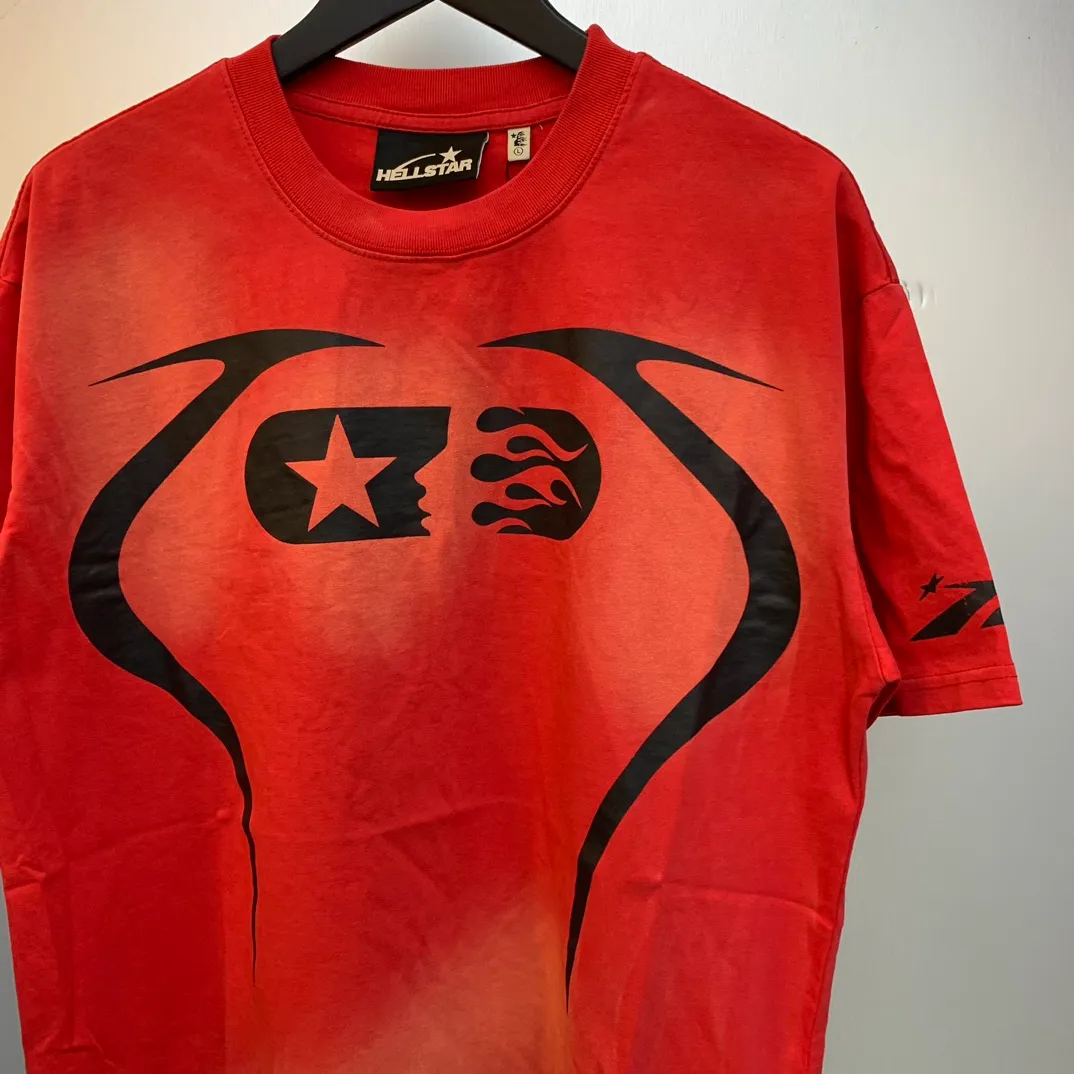 P126 Hellstar WARM UP T-SHIRT High-quality sprayed horse short-sleeved T-shirt The new hot beauty trend Hellstar!  Standard beauty and trendy workmanship, original customization (fabric, pattern, printing, hang tag, main mark, etc.), exaggerated style, explosive style, dare to break through tradition, bring adventurous new fashion experience!   YoungBoy, the most popular rapper in the youth circle, has shot a lot of models for him, and celebrities such as Dababy and Swae Lee frequently get dressed!   color: WHITE, RED, GREEN, Darkest Navy, BLACK size: S, M, L, XL