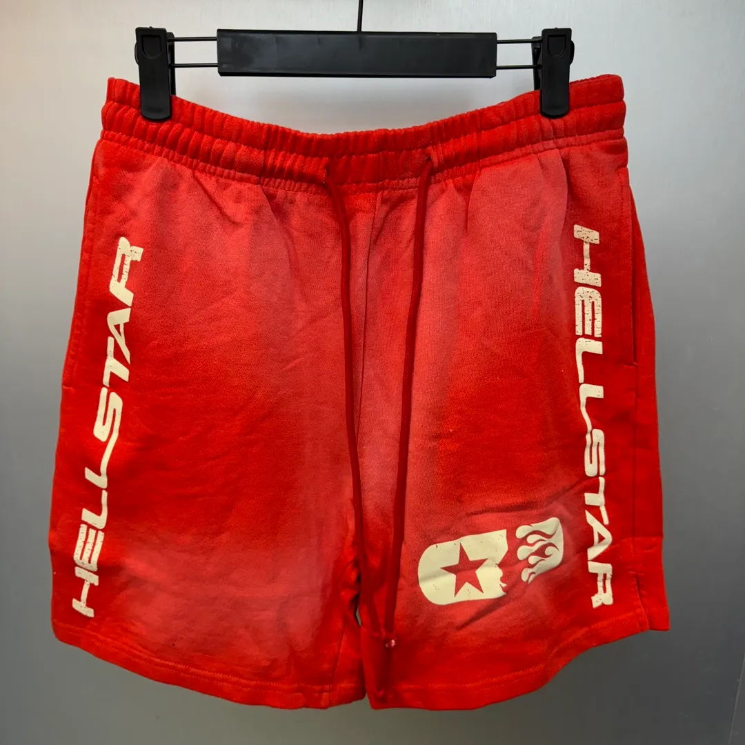 P150 HELLSTAR STUDIOS SHORTS Spray Ma Liu washed distressed cotton shorts, the new hot beauty trend Hellstar!  Standard beauty and trendy workmanship, original customization (fabric, pattern, printing, hang tag, main mark, etc.), exaggerated style, explosive style, dare to break through tradition, bring adventurous new fashion experience!   YoungBoy, the most popular rapper in the youth circle, has shot a lot of models for him, and celebrities such as Dababy and Swae Lee frequently get dressed!  color: RED Size: S, M, L, XL