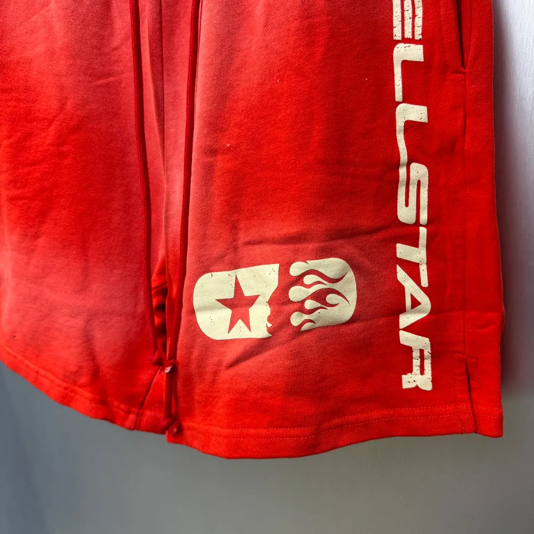 P150 HELLSTAR STUDIOS SHORTS Spray Ma Liu washed distressed cotton shorts, the new hot beauty trend Hellstar!  Standard beauty and trendy workmanship, original customization (fabric, pattern, printing, hang tag, main mark, etc.), exaggerated style, explosive style, dare to break through tradition, bring adventurous new fashion experience!   YoungBoy, the most popular rapper in the youth circle, has shot a lot of models for him, and celebrities such as Dababy and Swae Lee frequently get dressed!  color: RED Size: S, M, L, XL