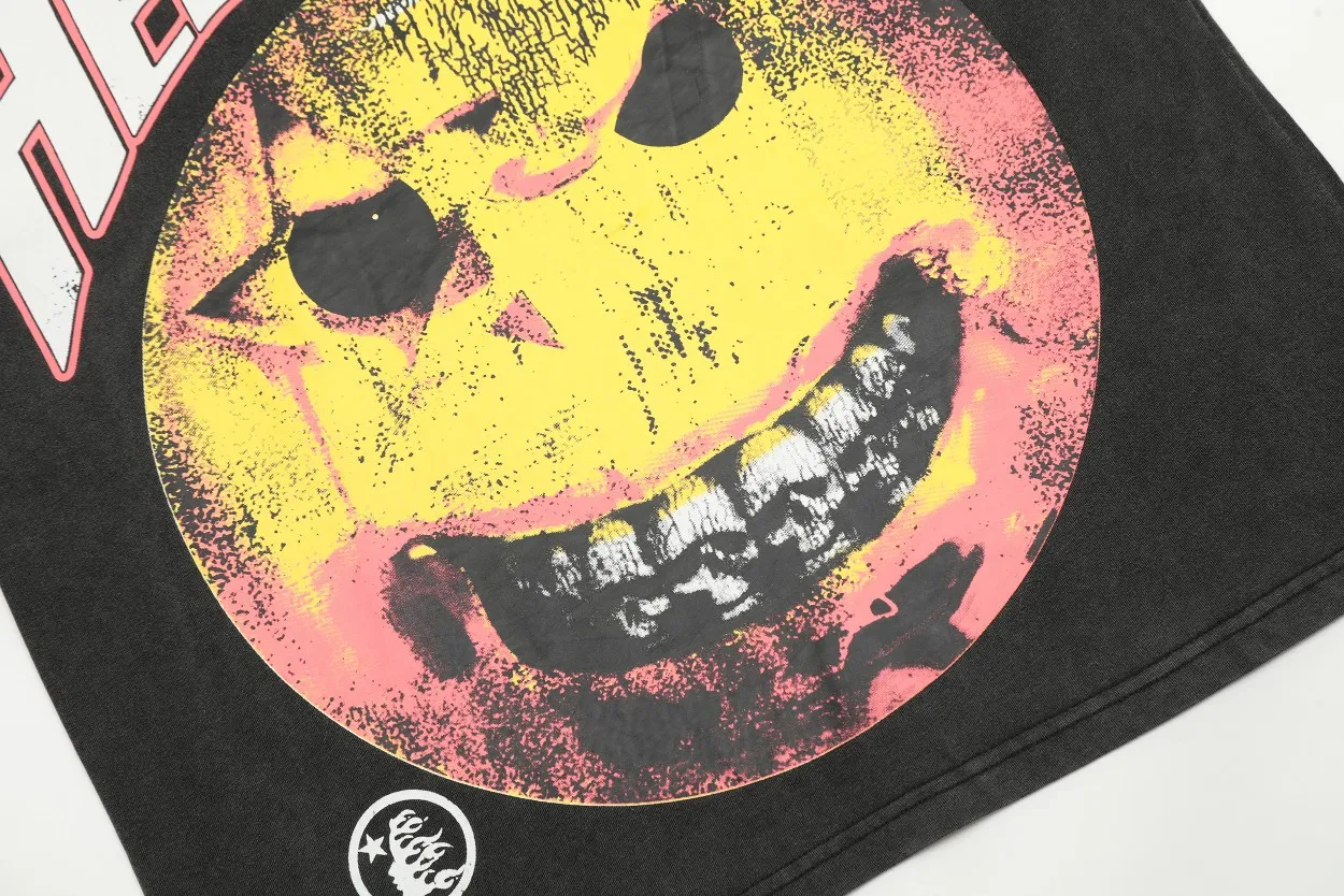 P126 Hellstar Studios Evil Smile Short Sleeve Tee Shirt Washed Black Hellstar Smile Earth washed and distressed short-sleeved T-shirt The new hot beauty trend Hellstar!  Standard beauty and trendy workmanship, original customization (fabric, pattern, printing, hang tag, main mark, etc.), exaggerated style, explosive style, dare to break through tradition, bring adventurous new fashion experience!  YoungBoy, the most popular rapper in the youth circle, has shot a lot of models for him, and celebrities such as Dababy and Swae Lee frequently get dressed!  color: Vintage Black (washed black) size: S, M, L, XL