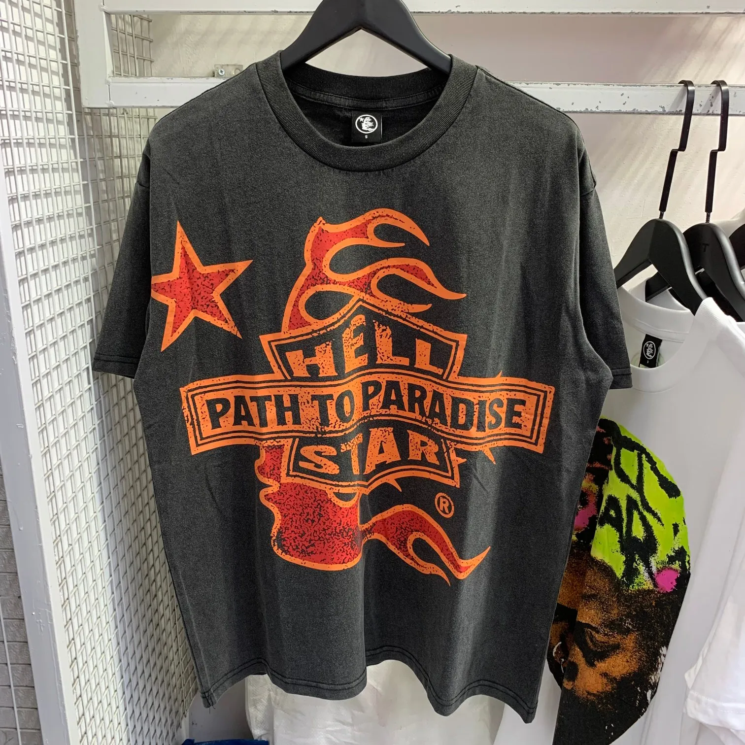P126 Hellstar Studios Biker Tour Short Sleeve Tee Shirt Hellstar Travels Around the World washed and distressed short-sleeved T-shirt The new hot beauty trend Hellstar!  Standard beauty and trendy workmanship, original customization (fabric, pattern, printing, hang tag, main mark, etc.), exaggerated style, explosive style, dare to break through tradition, bring adventurous new fashion experience!  YoungBoy, the most popular rapper in the youth circle, has shot a lot of models for him, and celebrities such as Dababy and Swae Lee frequently get dressed!  color: Vintage Black (washed black) size: S, M, L, XL