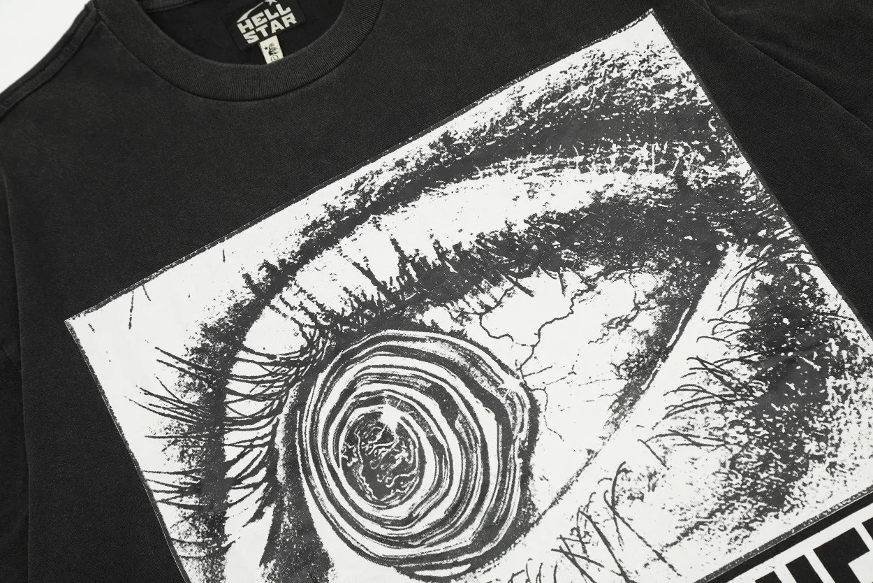 P134 Hellstar Eyeball T-Shirt Short-sleeved T-shirt The new hot beauty trend Hellstar! Standard beauty and trendy workmanship, original customization (fabric, pattern, printing, hang tag, main mark, etc.), exaggerated style, explosive style, dare to break through tradition, bring adventurous new fashion experience!   YoungBoy, the most popular rapper in the youth circle, has shot a lot of models for him, and celebrities such as Dababy and Swae Lee frequently get dressed!   color: Vintage Black (washed black) size: S, M, L, XL
