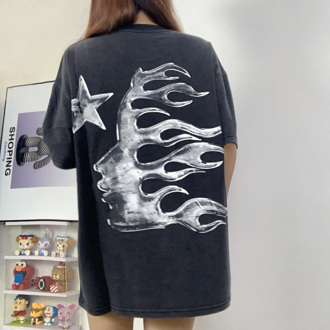 P134 Hellstar T-Shirt Short-sleeved T-shirt The new hot trendy Hellstar!  Standard beauty and trendy workmanship, original customization (fabric, pattern, printing, hang tag, main mark, etc.), exaggerated style, explosive style, dare to break through tradition, bring adventurous new fashion experience!  YoungBoy, the most popular rapper in the youth circle, has shot a lot of models for him, and celebrities such as Dababy and Swae Lee frequently get dressed!  color: Vintage Black (washed black) size: S, M, L, XL