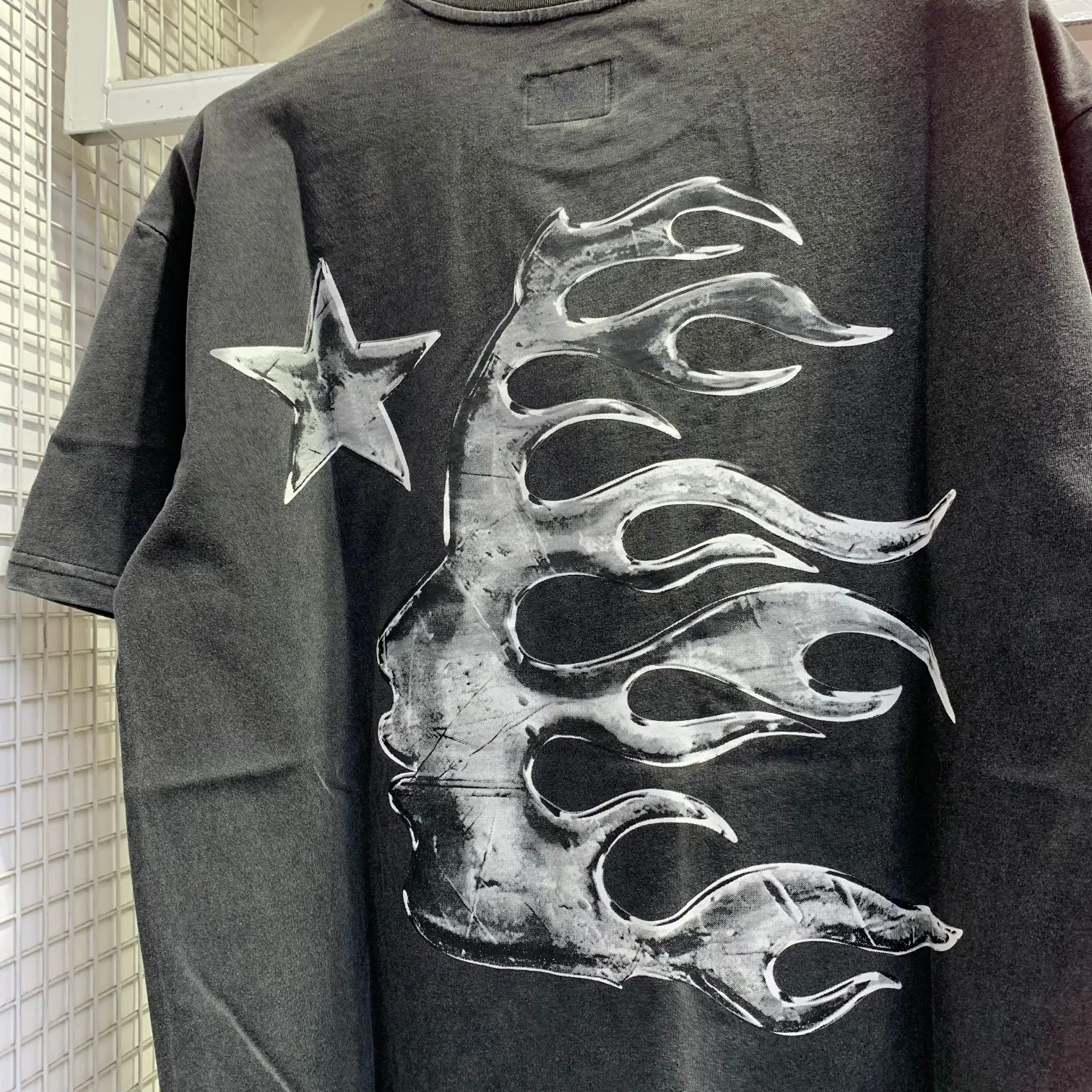 P134 Hellstar T-Shirt Short-sleeved T-shirt The new hot trendy Hellstar!  Standard beauty and trendy workmanship, original customization (fabric, pattern, printing, hang tag, main mark, etc.), exaggerated style, explosive style, dare to break through tradition, bring adventurous new fashion experience!  YoungBoy, the most popular rapper in the youth circle, has shot a lot of models for him, and celebrities such as Dababy and Swae Lee frequently get dressed!  color: Vintage Black (washed black) size: S, M, L, XL