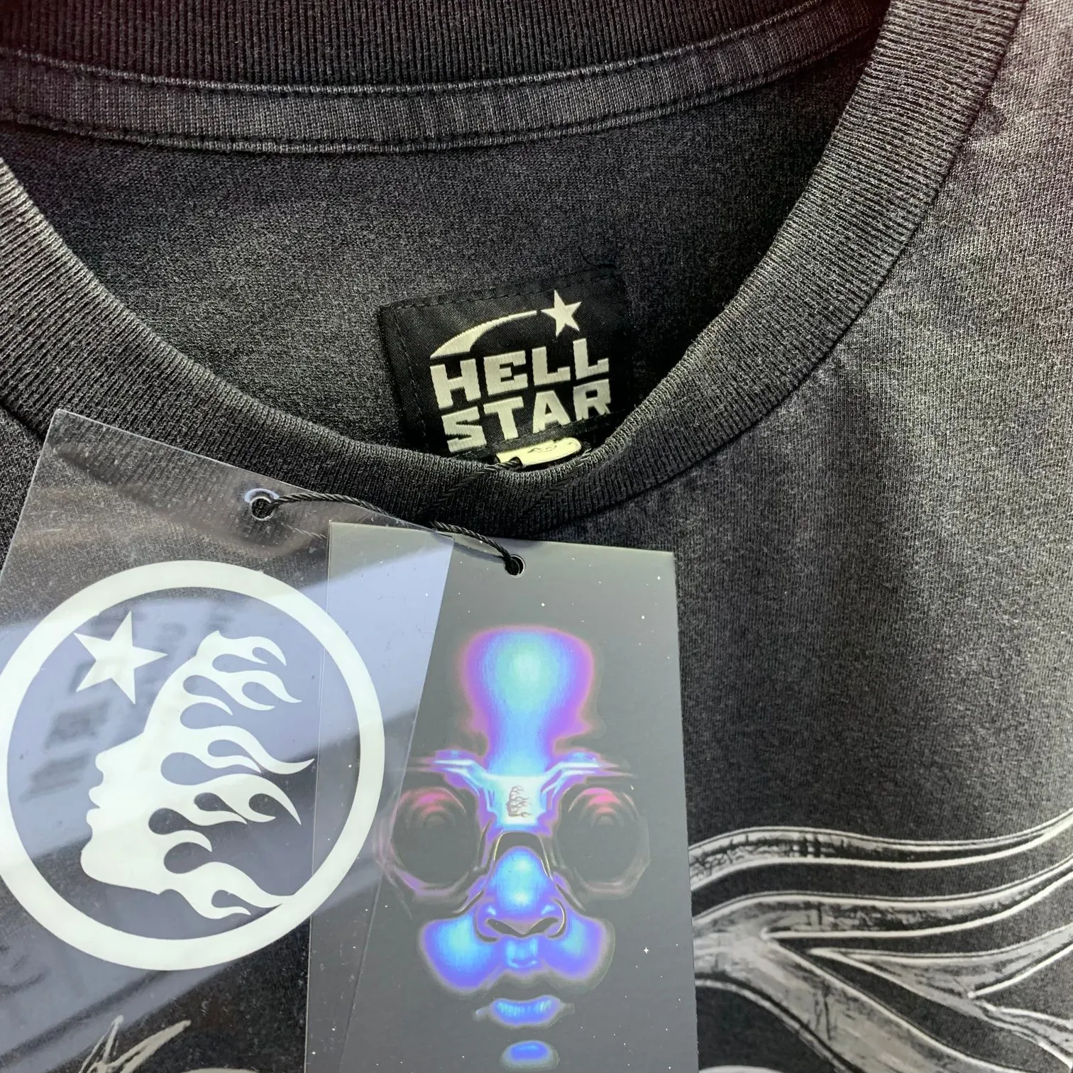 P134 Hellstar T-Shirt Short-sleeved T-shirt The new hot trendy Hellstar!  Standard beauty and trendy workmanship, original customization (fabric, pattern, printing, hang tag, main mark, etc.), exaggerated style, explosive style, dare to break through tradition, bring adventurous new fashion experience!  YoungBoy, the most popular rapper in the youth circle, has shot a lot of models for him, and celebrities such as Dababy and Swae Lee frequently get dressed!  color: Vintage Black (washed black) size: S, M, L, XL