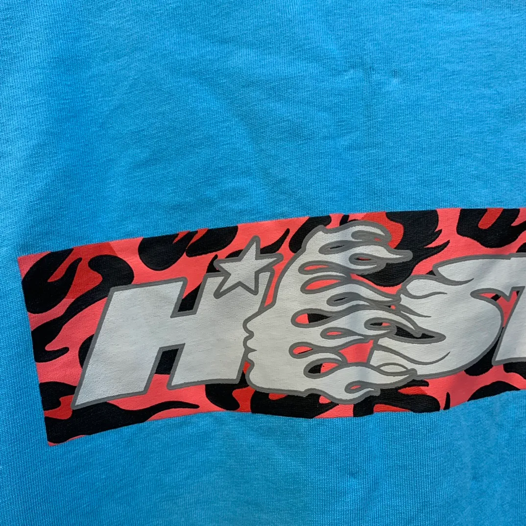 P126 HELLSTAR BOX LOGO T-SHIRT Spray Ma Liu T-shirt short sleeves, the new hot beauty trend Hellstar!  Standard beauty and trendy workmanship, original customization (fabric, pattern, printing, hang tag, main mark, etc.), exaggerated style, explosive style, dare to break through tradition, bring adventurous new fashion experience!   YoungBoy, the most popular rapper in the youth circle, has shot a lot of models for him, and celebrities such as Dababy and Swae Lee frequently get dressed!  color: BLUE Size: S, M, L, XL