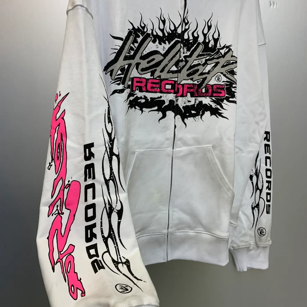 P240 HELLSTAR RECORDS GLITTER ZIP-UP High-quality pure cotton cardigan and sweatshirt jacket The new hot beauty trend Hellstar!  Standard beauty and trendy workmanship, original customization (fabric, pattern, printing, hang tag, main mark, etc.), exaggerated style, explosive style, dare to break through tradition, bring adventurous new fashion experience!   YoungBoy, the most popular rapper in the youth circle, has shot a lot of models for him, and celebrities such as Dababy and Swae Lee frequently get dressed!  color: WHITE Size: S, M, L, XL