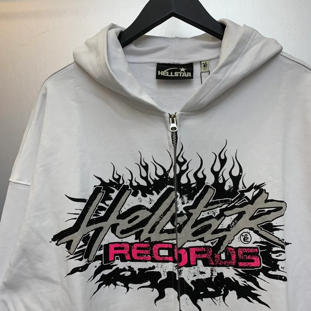 P240 HELLSTAR RECORDS GLITTER ZIP-UP High-quality pure cotton cardigan and sweatshirt jacket The new hot beauty trend Hellstar!  Standard beauty and trendy workmanship, original customization (fabric, pattern, printing, hang tag, main mark, etc.), exaggerated style, explosive style, dare to break through tradition, bring adventurous new fashion experience!   YoungBoy, the most popular rapper in the youth circle, has shot a lot of models for him, and celebrities such as Dababy and Swae Lee frequently get dressed!  color: WHITE Size: S, M, L, XL