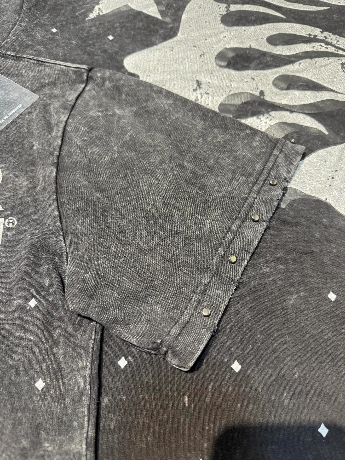 P134 Hellstar/Hell Star (actual shot) Craftsmanship: Washed retro whole piece worn + handmade gun beads + high-definition digital cross-border European and American style street brand pure cotton T-shirt Fabric (fabric): 32 pieces of 250g washed and combed double yarn pure cotton Size (size): S-M- L- X L Color (colour): Washed black