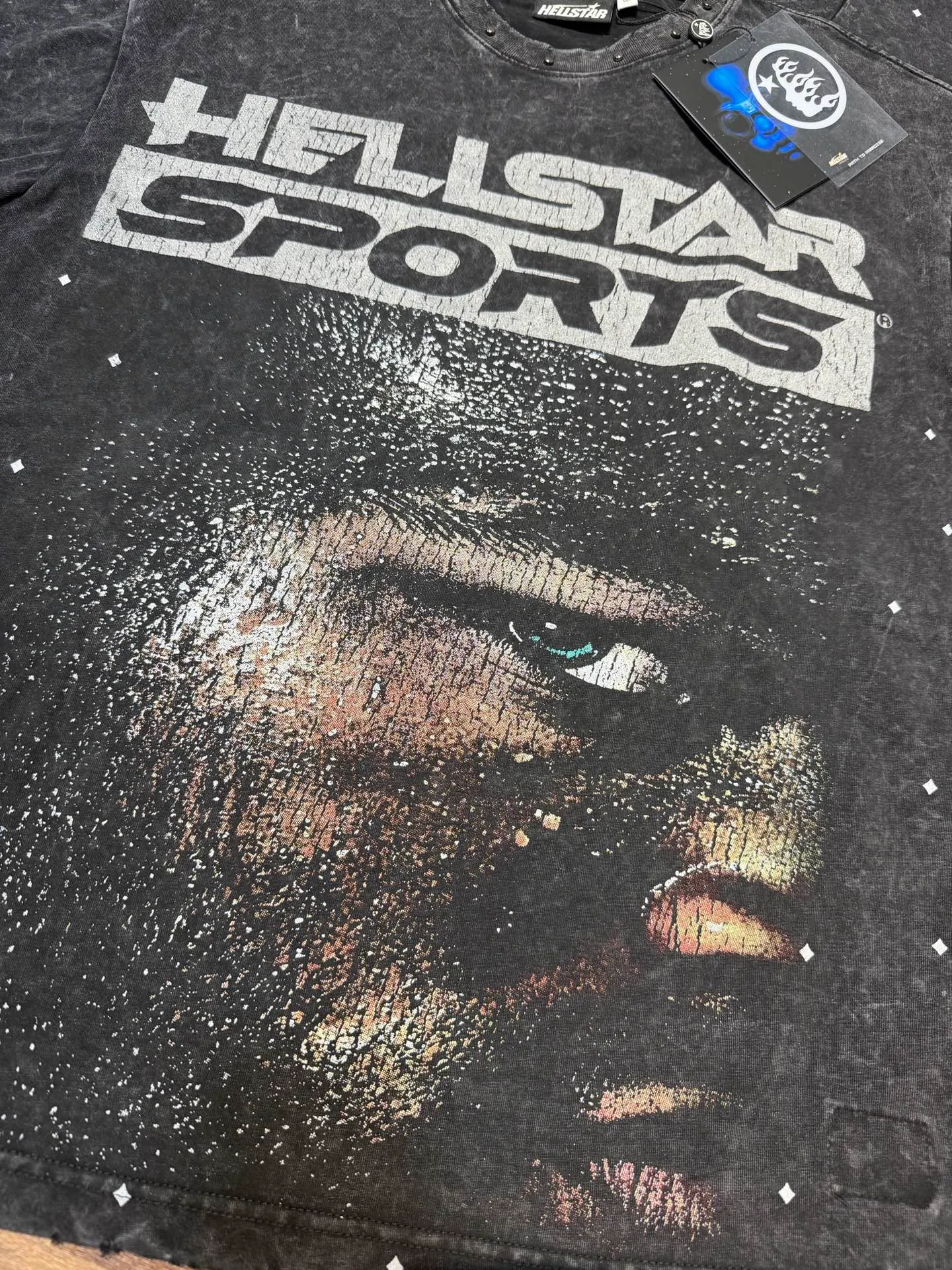P134 Hellstar/Hell Star (actual shot) Craftsmanship: Washed retro whole piece worn + handmade gun beads + high-definition digital cross-border European and American style street brand pure cotton T-shirt Fabric (fabric): 32 pieces of 250g washed and combed double yarn pure cotton Size (size): S-M- L- X L Color (colour): Washed black