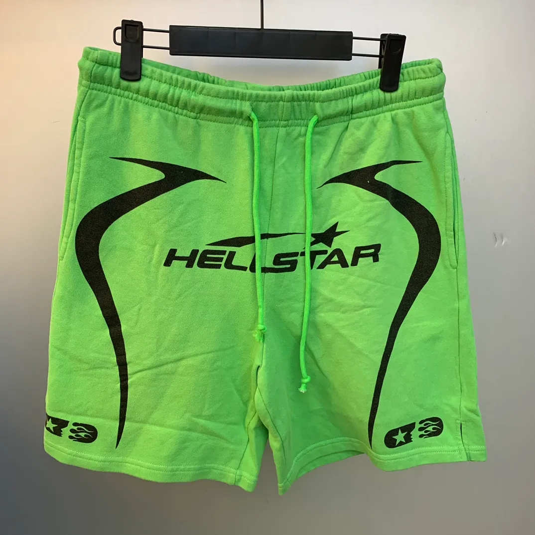 P150 Hellstar WARM UP SHORTS high-quality spray-on horse shorts, the new hot beauty trend Hellstar!  Standard beauty and trendy workmanship, original customization (fabric, pattern, printing, hang tag, main mark, etc.), exaggerated style, explosive style, dare to break through tradition, bring adventurous new fashion experience!   YoungBoy, the most popular rapper in the youth circle, has shot a lot of models for him, and celebrities such as Dababy and Swae Lee frequently get dressed!  Color: WHITE, RED, GREEN, Darkest Navy, BLACK Size: S, M, L, XL