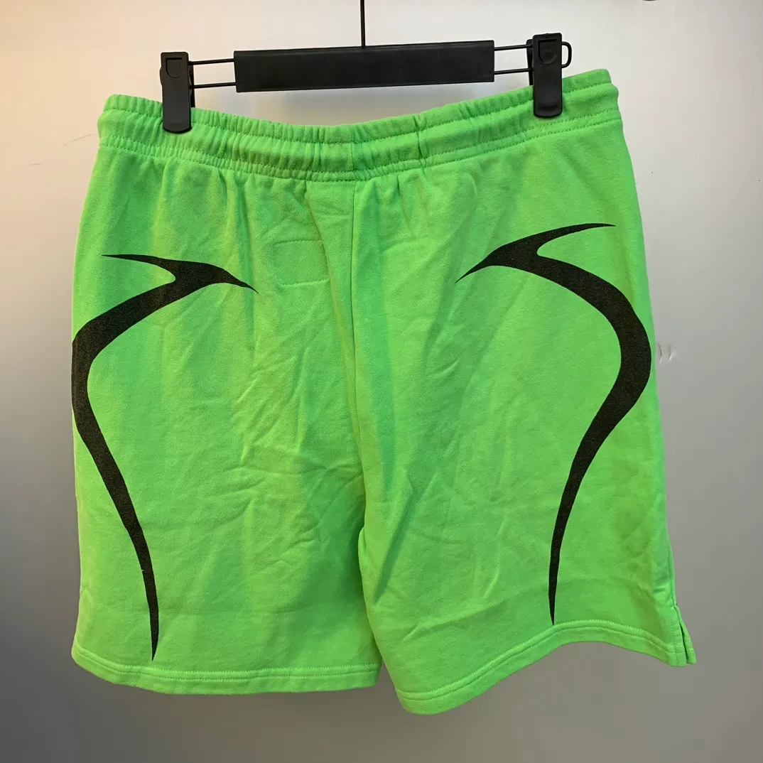 P150 Hellstar WARM UP SHORTS high-quality spray-on horse shorts, the new hot beauty trend Hellstar!  Standard beauty and trendy workmanship, original customization (fabric, pattern, printing, hang tag, main mark, etc.), exaggerated style, explosive style, dare to break through tradition, bring adventurous new fashion experience!   YoungBoy, the most popular rapper in the youth circle, has shot a lot of models for him, and celebrities such as Dababy and Swae Lee frequently get dressed!  Color: WHITE, RED, GREEN, Darkest Navy, BLACK Size: S, M, L, XL