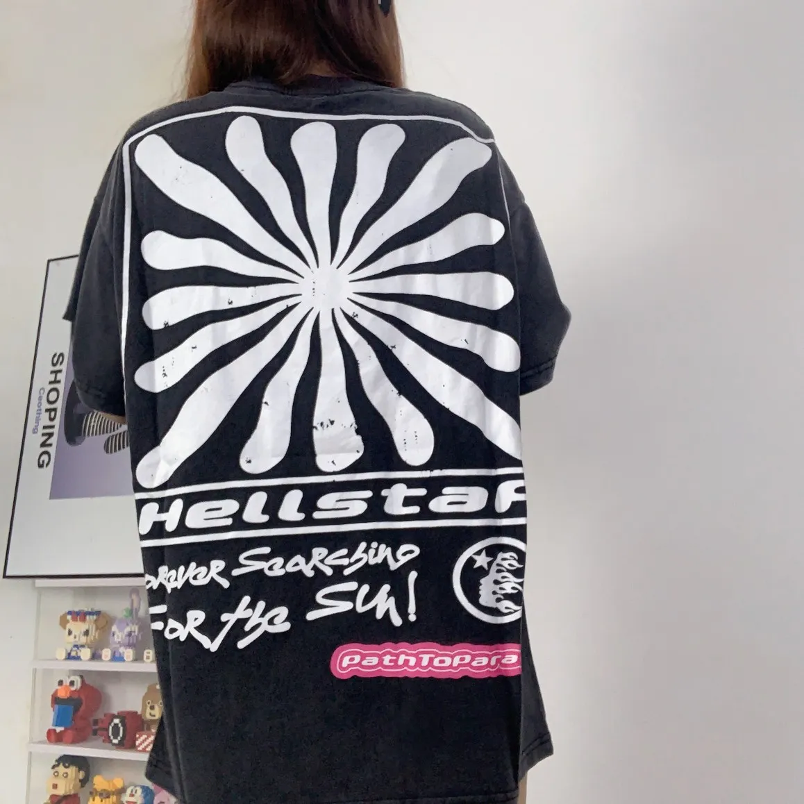 P134 Hellstar Studios Sun Short Sleeve Tee Shirt Black Short Sleeve T-shirt The new hot beauty trend Hellstar! Standard beauty and trendy workmanship, original customization (fabric, pattern, printing, hang tag, main mark, etc.), exaggerated style, explosive style, dare to break through tradition, bring adventurous new fashion experience!   YoungBoy, the most popular rapper in the youth circle, has shot a lot of models for him, and celebrities such as Dababy and Swae Lee frequently get dressed!   color: Vintage Black (washed black) size: S, M, L, XL
