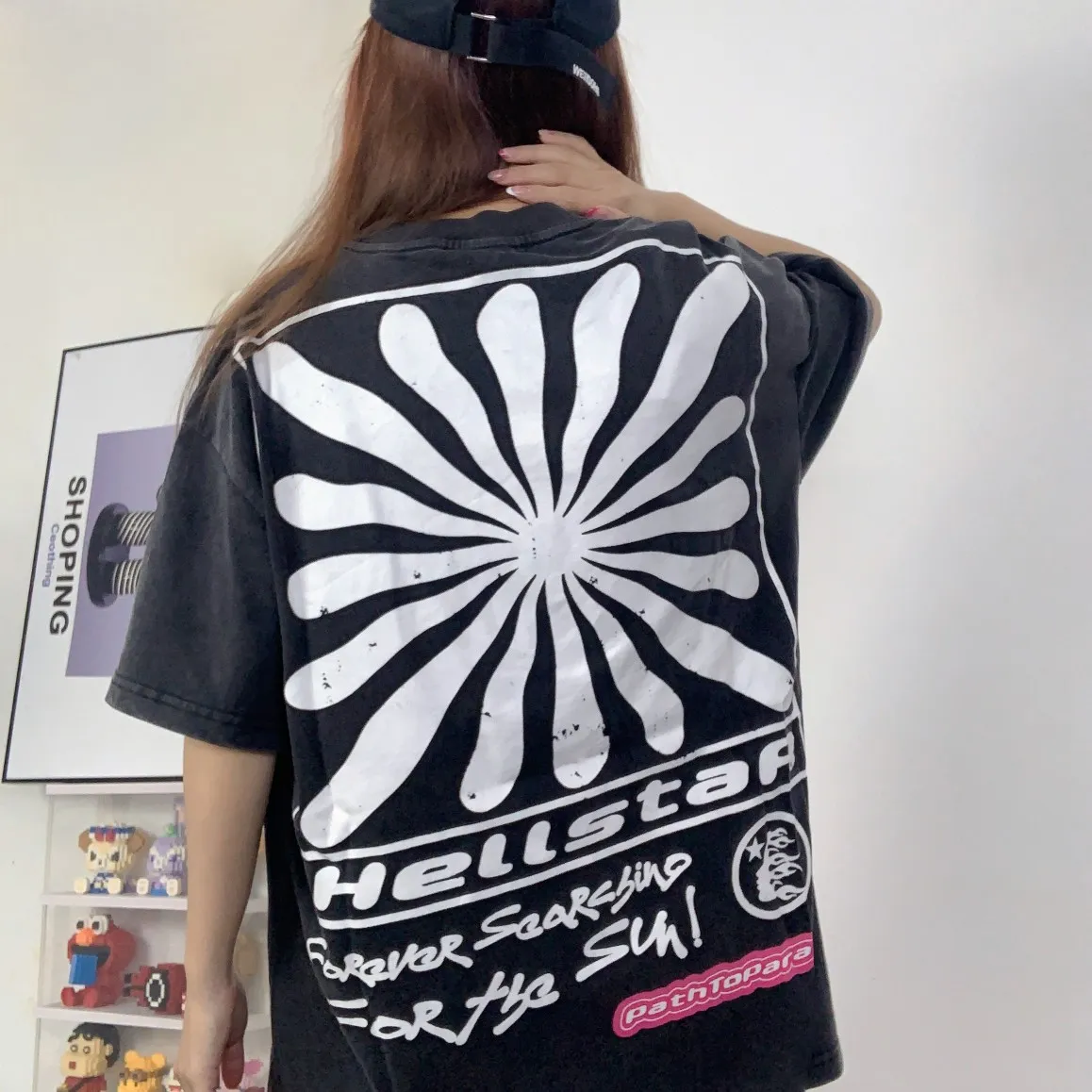 P134 Hellstar Studios Sun Short Sleeve Tee Shirt Black Short Sleeve T-shirt The new hot beauty trend Hellstar! Standard beauty and trendy workmanship, original customization (fabric, pattern, printing, hang tag, main mark, etc.), exaggerated style, explosive style, dare to break through tradition, bring adventurous new fashion experience!   YoungBoy, the most popular rapper in the youth circle, has shot a lot of models for him, and celebrities such as Dababy and Swae Lee frequently get dressed!   color: Vintage Black (washed black) size: S, M, L, XL