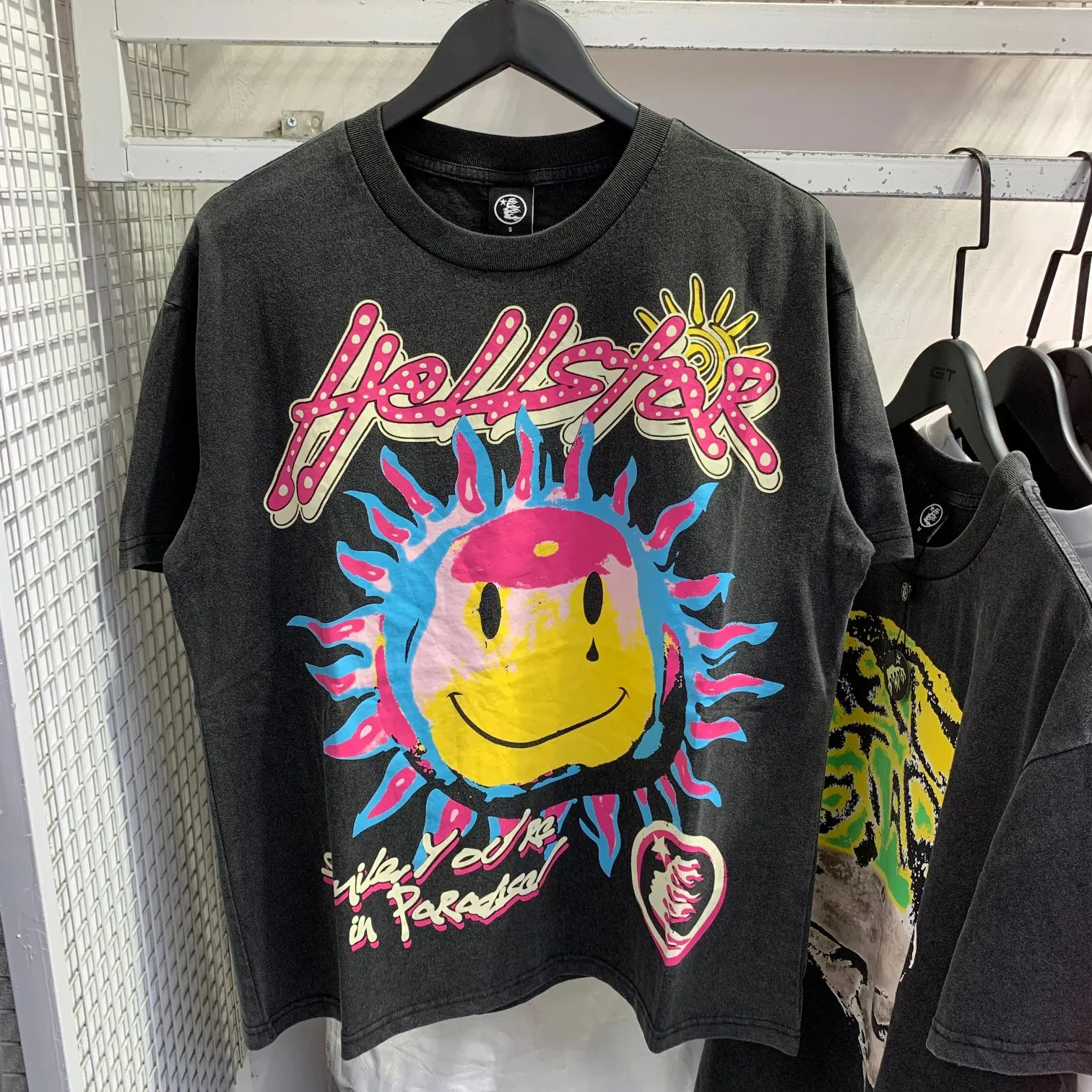 P134 Hellstar Studios Sun Short Sleeve Tee Shirt Black Short Sleeve T-shirt The new hot beauty trend Hellstar! Standard beauty and trendy workmanship, original customization (fabric, pattern, printing, hang tag, main mark, etc.), exaggerated style, explosive style, dare to break through tradition, bring adventurous new fashion experience!   YoungBoy, the most popular rapper in the youth circle, has shot a lot of models for him, and celebrities such as Dababy and Swae Lee frequently get dressed!   color: Vintage Black (washed black) size: S, M, L, XL