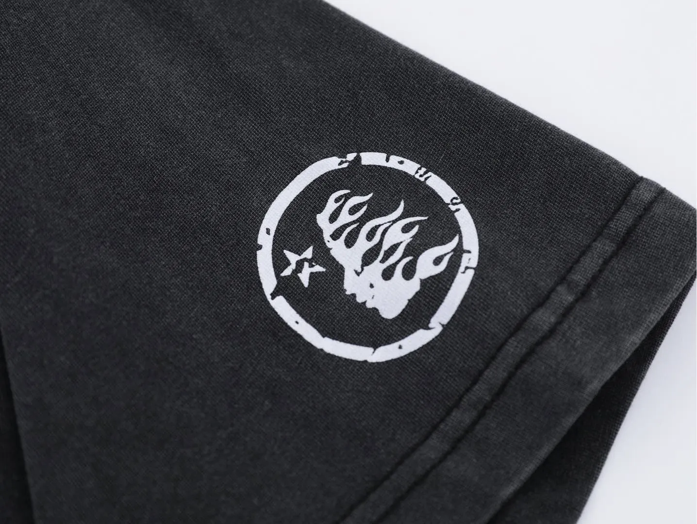 P126 HELLSTAR The Path To Paradise Complexcon Tee short-sleeved T-shirt The new hot beauty trend Hellstar!  Standard beauty and trendy workmanship, original customization (fabric, pattern, printing, hang tag, main mark, etc.), exaggerated style, explosive style, dare to break through tradition, bring adventurous new fashion experience!   YoungBoy, the most popular rapper in the youth circle, has shot a lot of models for him, and celebrities such as Dababy and Swae Lee frequently get dressed!  color: black Size: S, M, L, XL