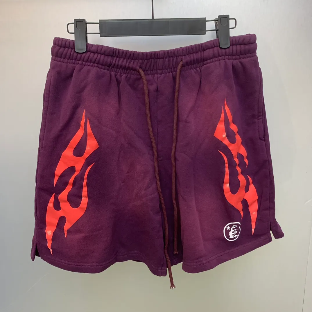 P150 7-color FLAME SHORTS Hellstar high-quality spray-on shorts, the new hot beauty trend Hellstar!  Standard beauty and trendy workmanship, original customization (fabric, pattern, printing, hang tag, main mark, etc.), exaggerated style, explosive style, dare to break through tradition, bring adventurous new fashion experience!   YoungBoy, the most popular rapper in the youth circle, has shot a lot of models for him, and celebrities such as Dababy and Swae Lee frequently get dressed!  Color: WHITE, Black red, Black green, Purple, Blue, Gray, Yellow Size: S, M, L, XL