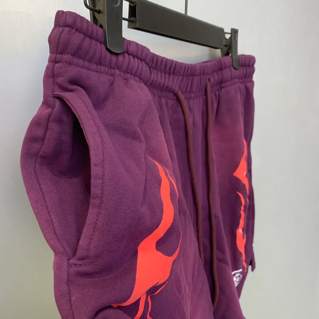 P150 7-color FLAME SHORTS Hellstar high-quality spray-on shorts, the new hot beauty trend Hellstar!  Standard beauty and trendy workmanship, original customization (fabric, pattern, printing, hang tag, main mark, etc.), exaggerated style, explosive style, dare to break through tradition, bring adventurous new fashion experience!   YoungBoy, the most popular rapper in the youth circle, has shot a lot of models for him, and celebrities such as Dababy and Swae Lee frequently get dressed!  Color: WHITE, Black red, Black green, Purple, Blue, Gray, Yellow Size: S, M, L, XL